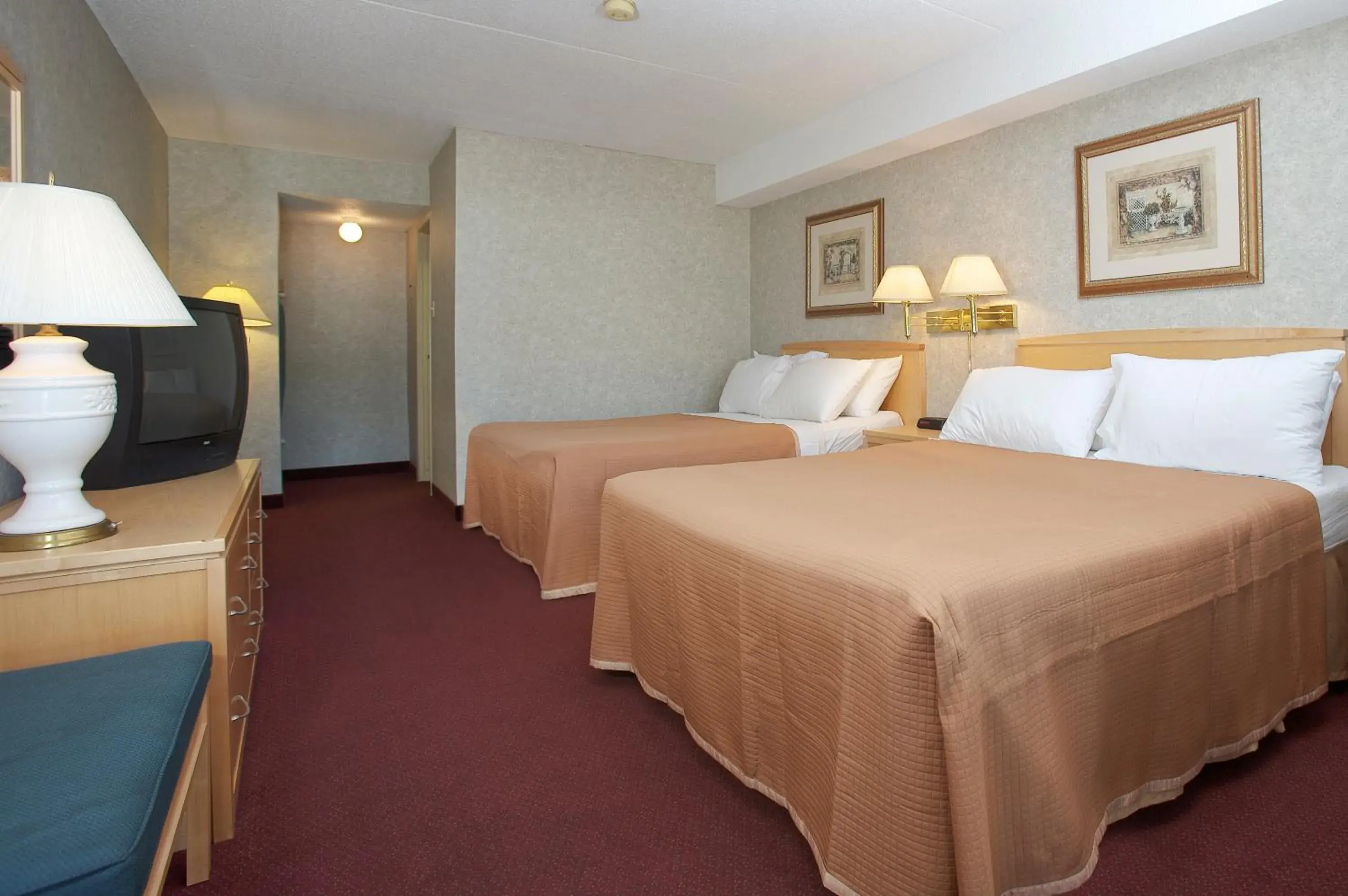 Photo of the whole room, Bed in Howard Johnson by Wyndham Niagara Falls
