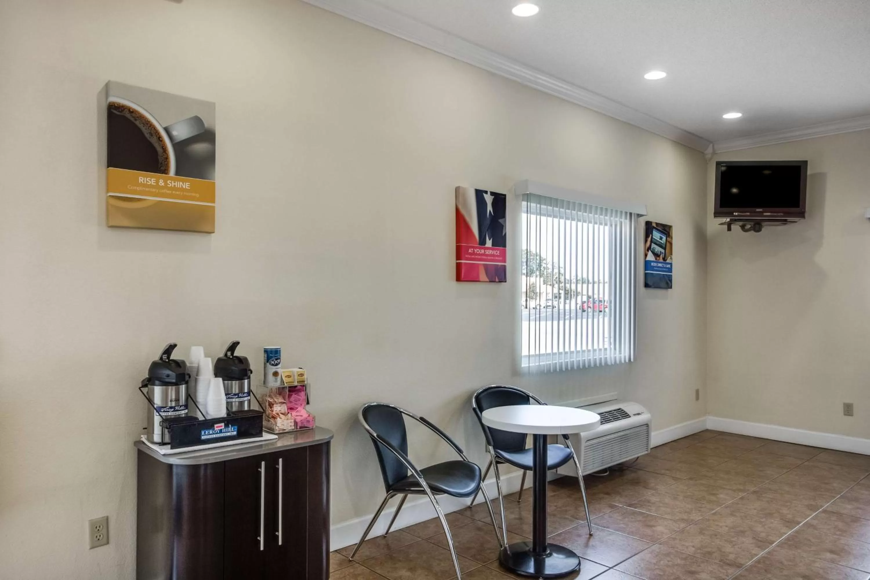 Communal lounge/ TV room in Motel 6-Hinesville, GA