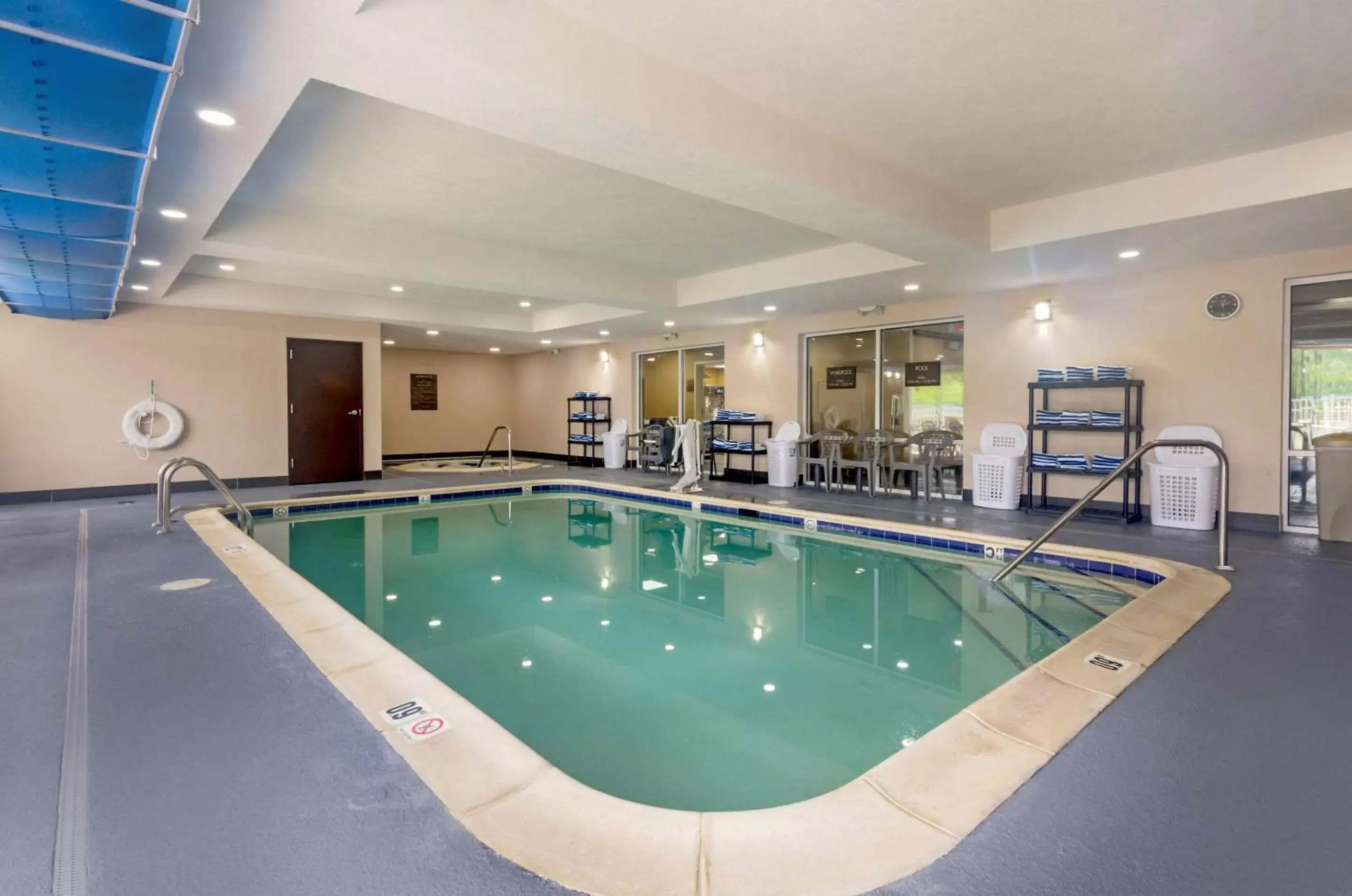 Pool view, Swimming Pool in Comfort Inn & Suites Hillsville I-77