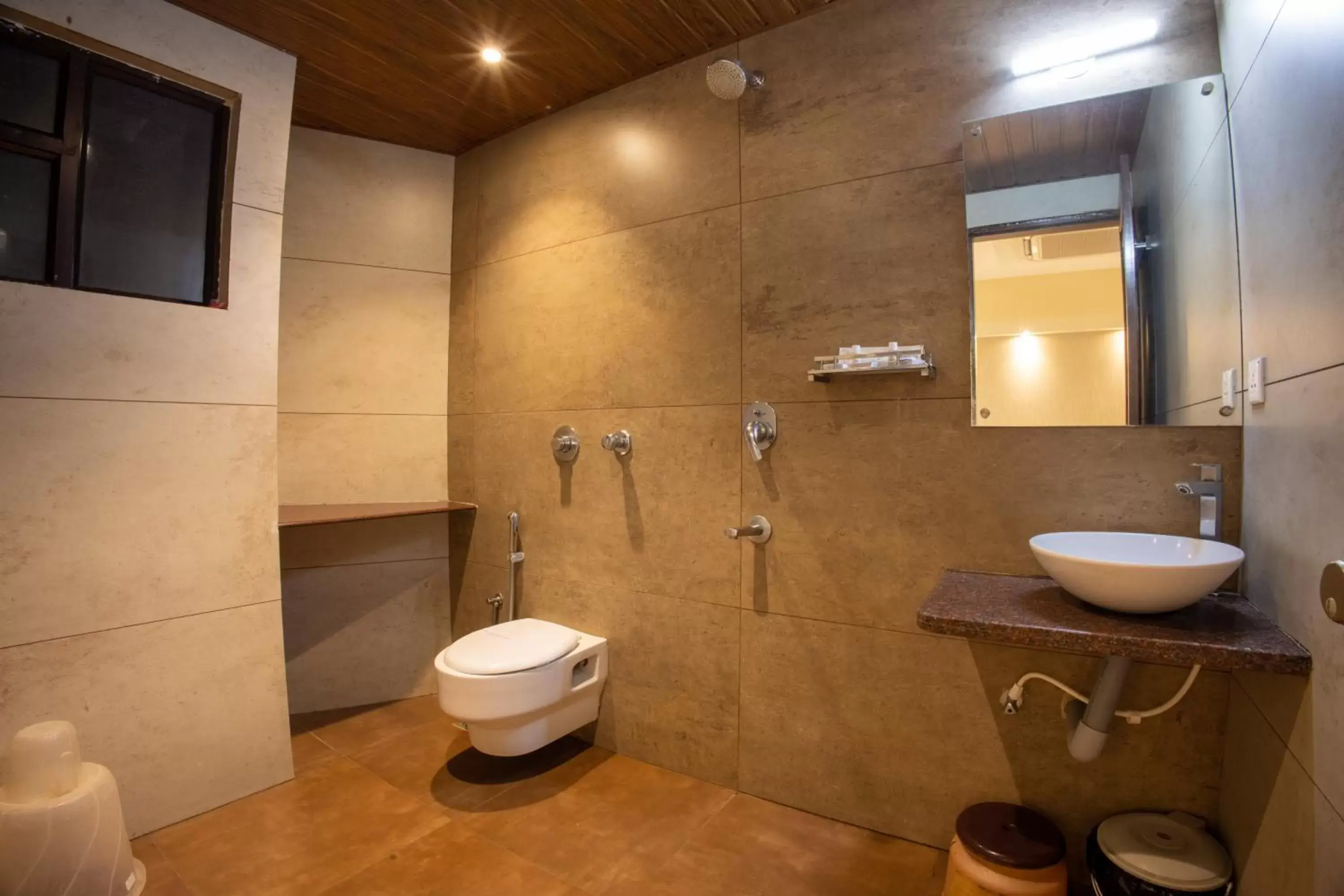Shower, Bathroom in Metro Plaza Hotel