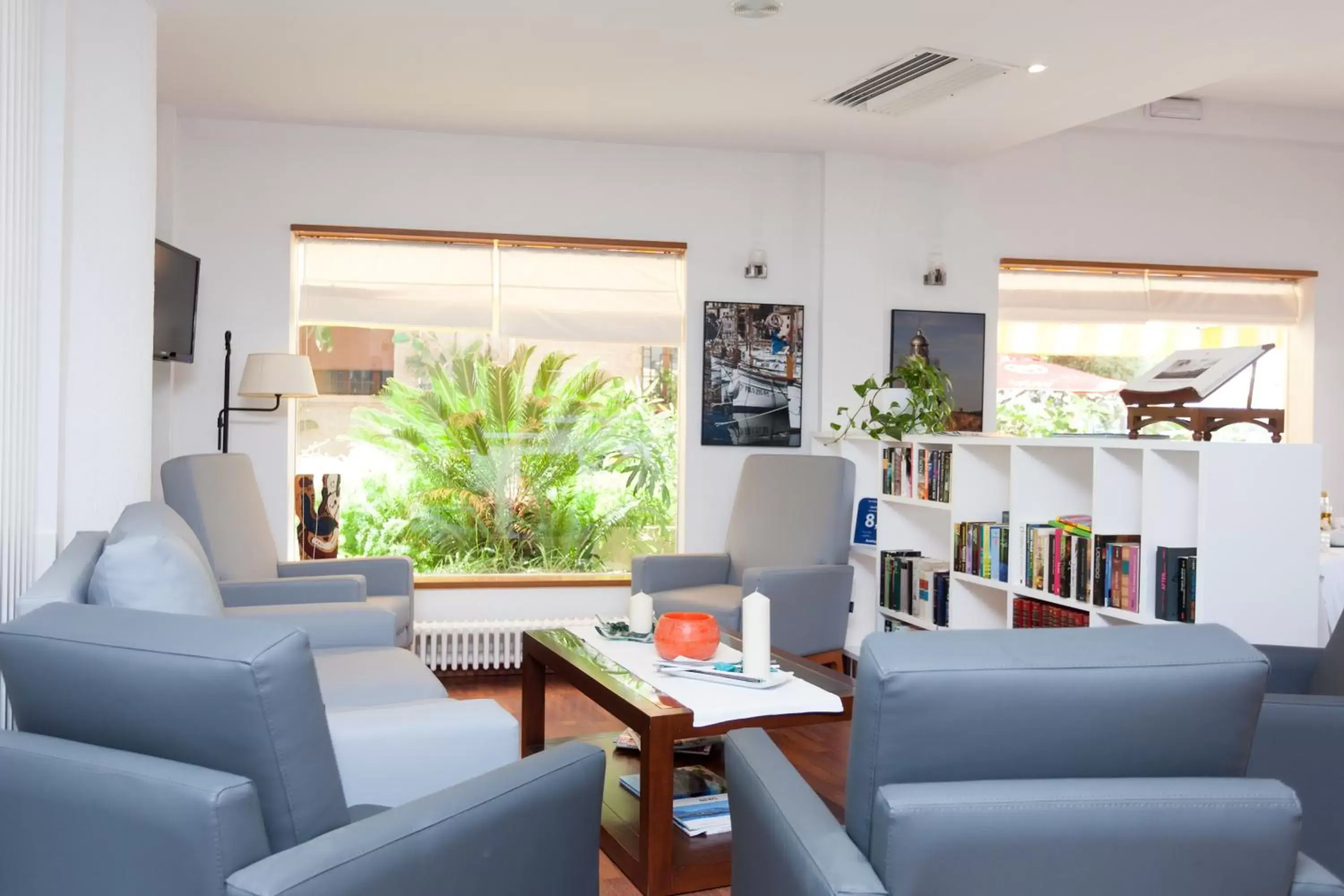 Day, Seating Area in Los Geranios