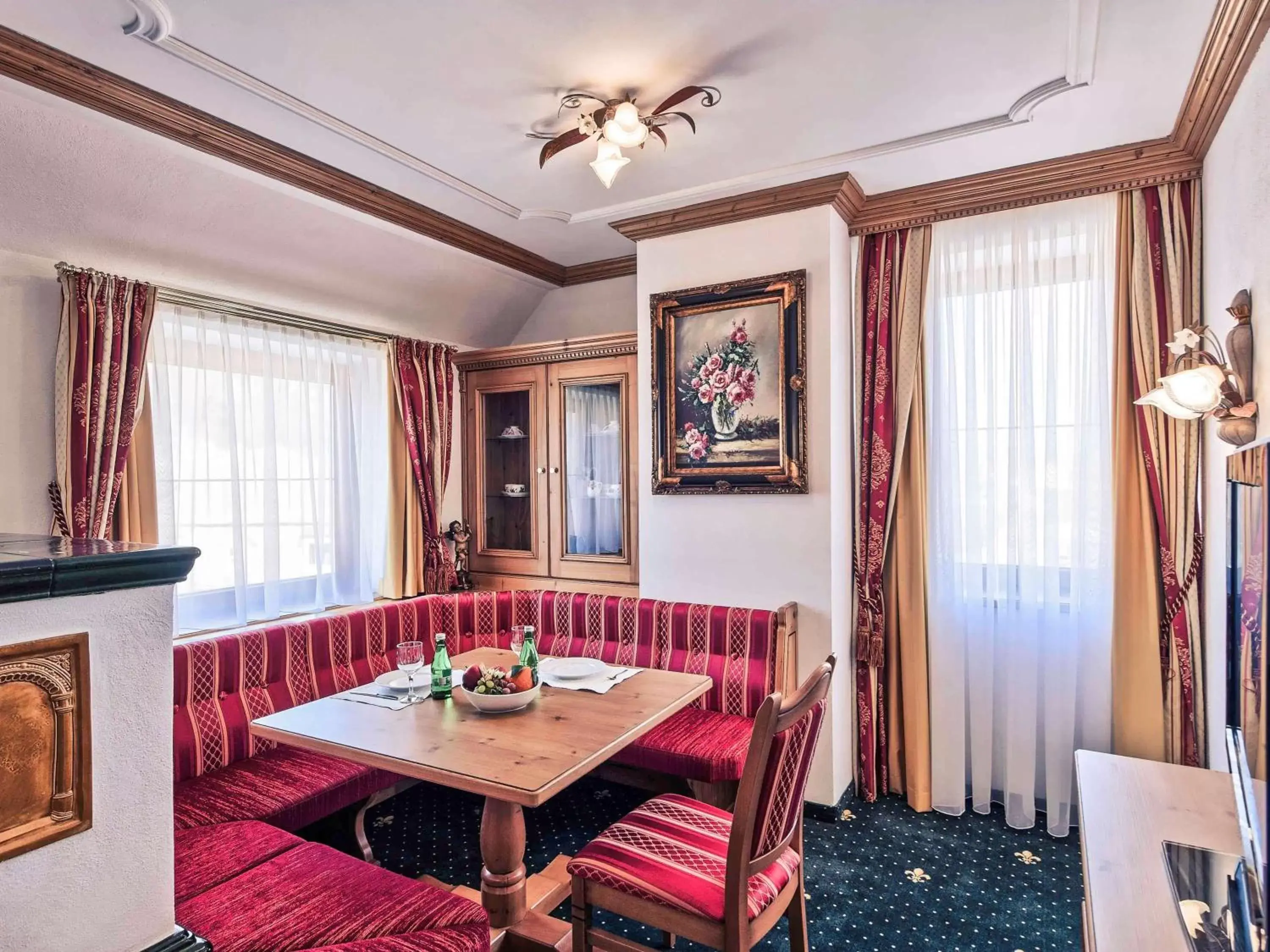 Photo of the whole room, Dining Area in Mercure Sighisoara Binderbubi Hotel & Spa