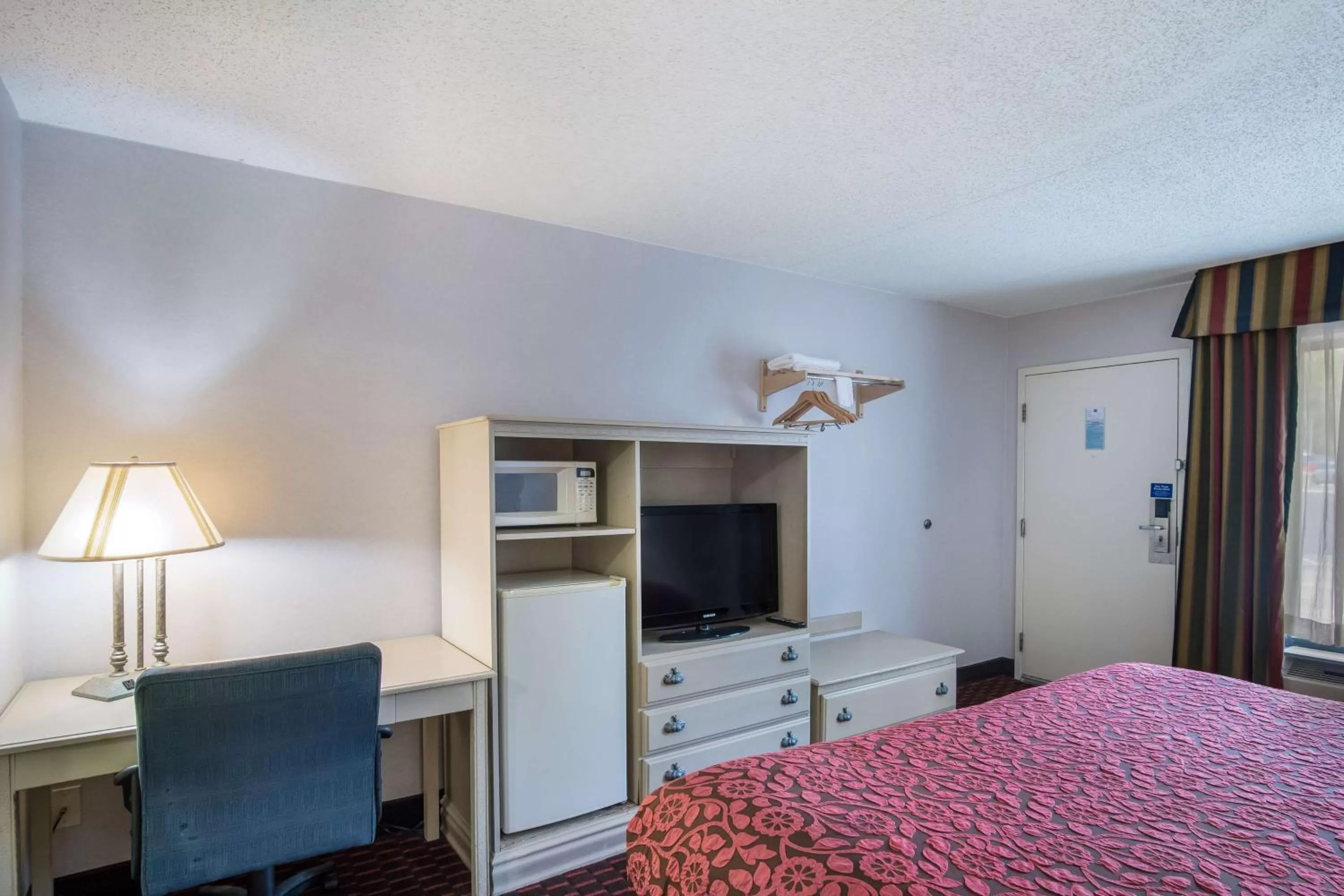 Photo of the whole room, Bed in Motel 6-London, KY