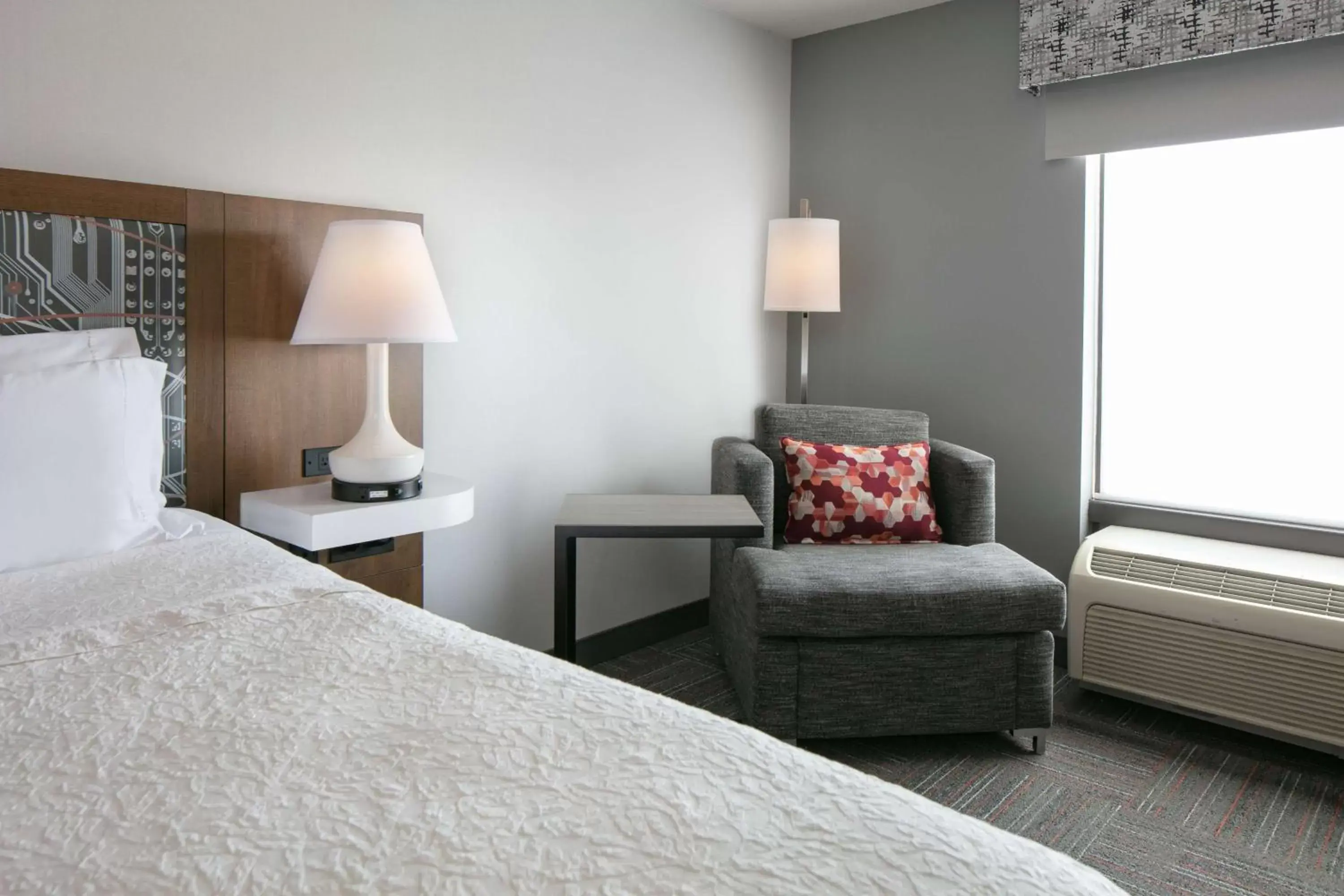 Bed, Seating Area in Hampton Inn Dubuque