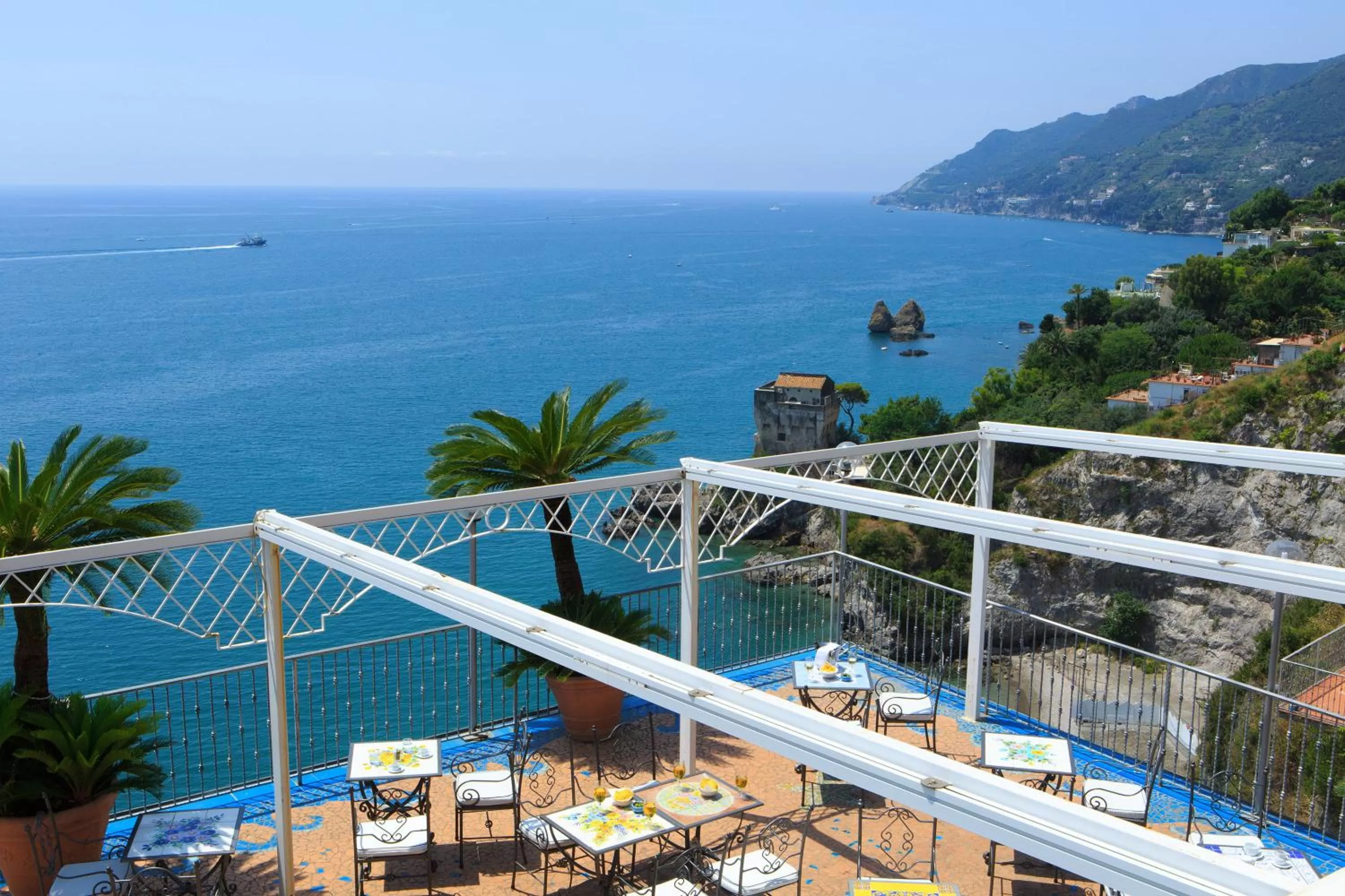 Restaurant/places to eat in Lloyd's Baia Hotel