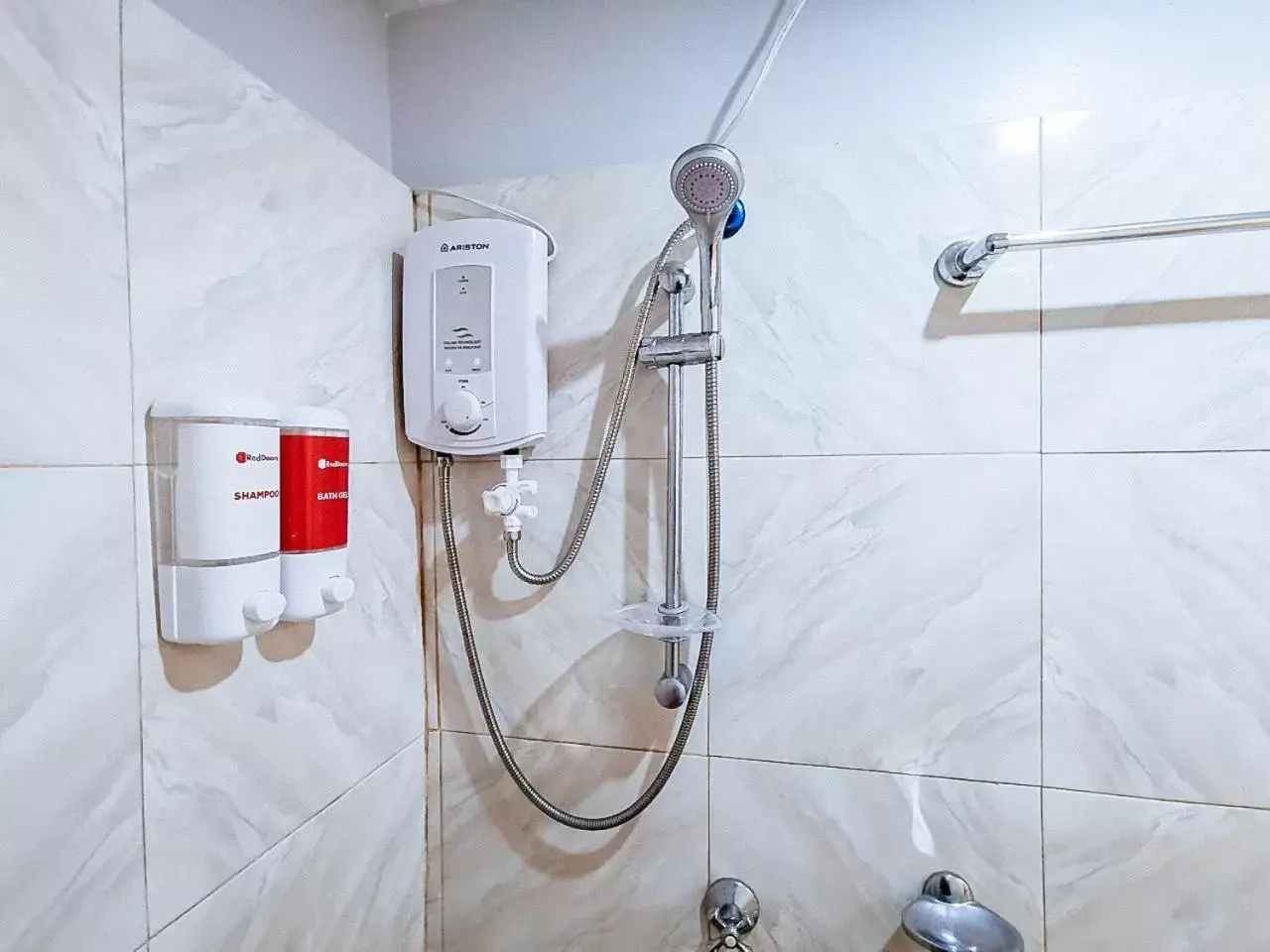 Shower, Bathroom in RedDoorz near Notre Dame of Dadiangas University - Vaccinated Staff