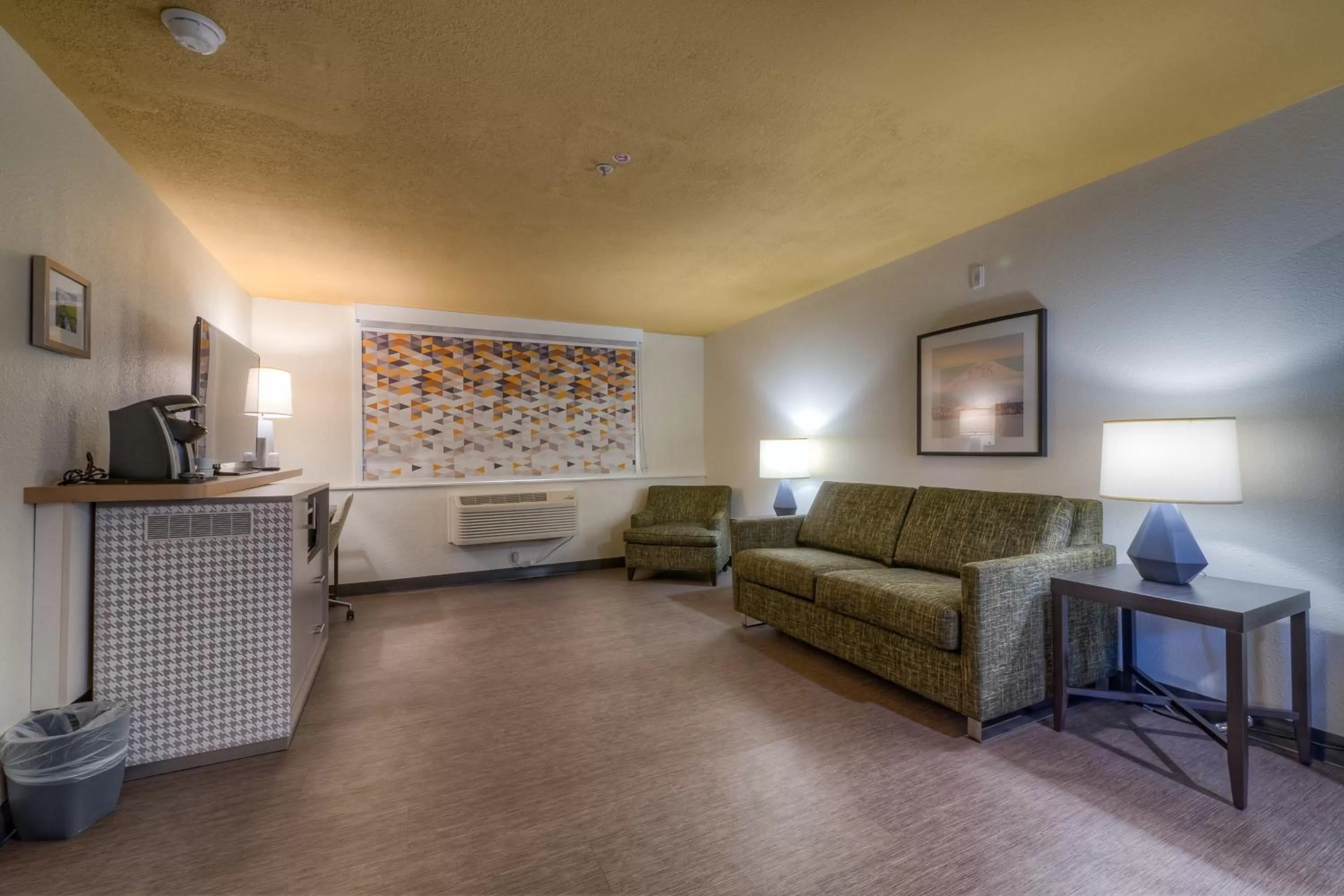 Bedroom in Holiday Inn Tacoma Mall by IHG