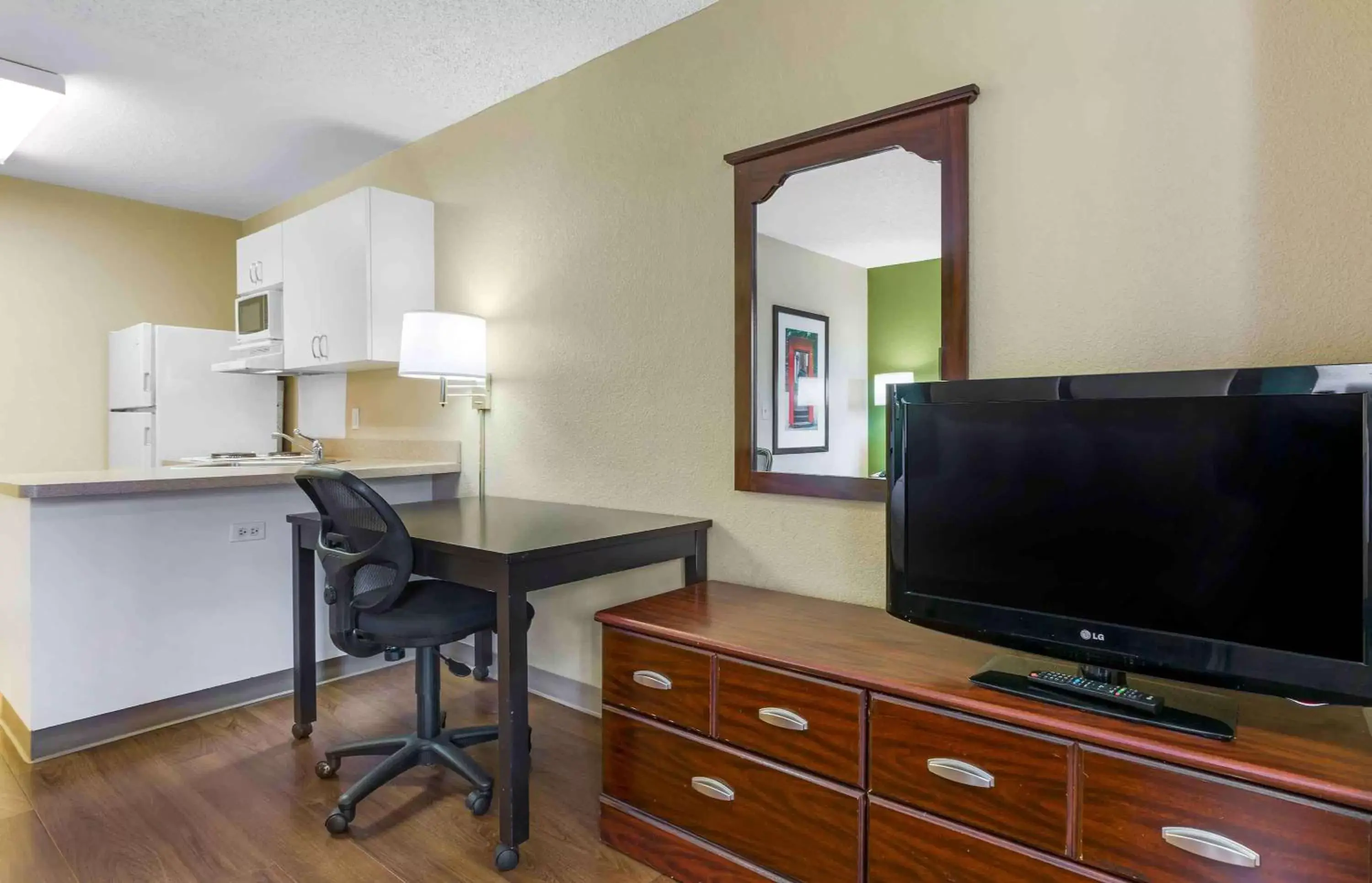 Bedroom, TV/Entertainment Center in Extended Stay America Suites - Tucson - Grant Road