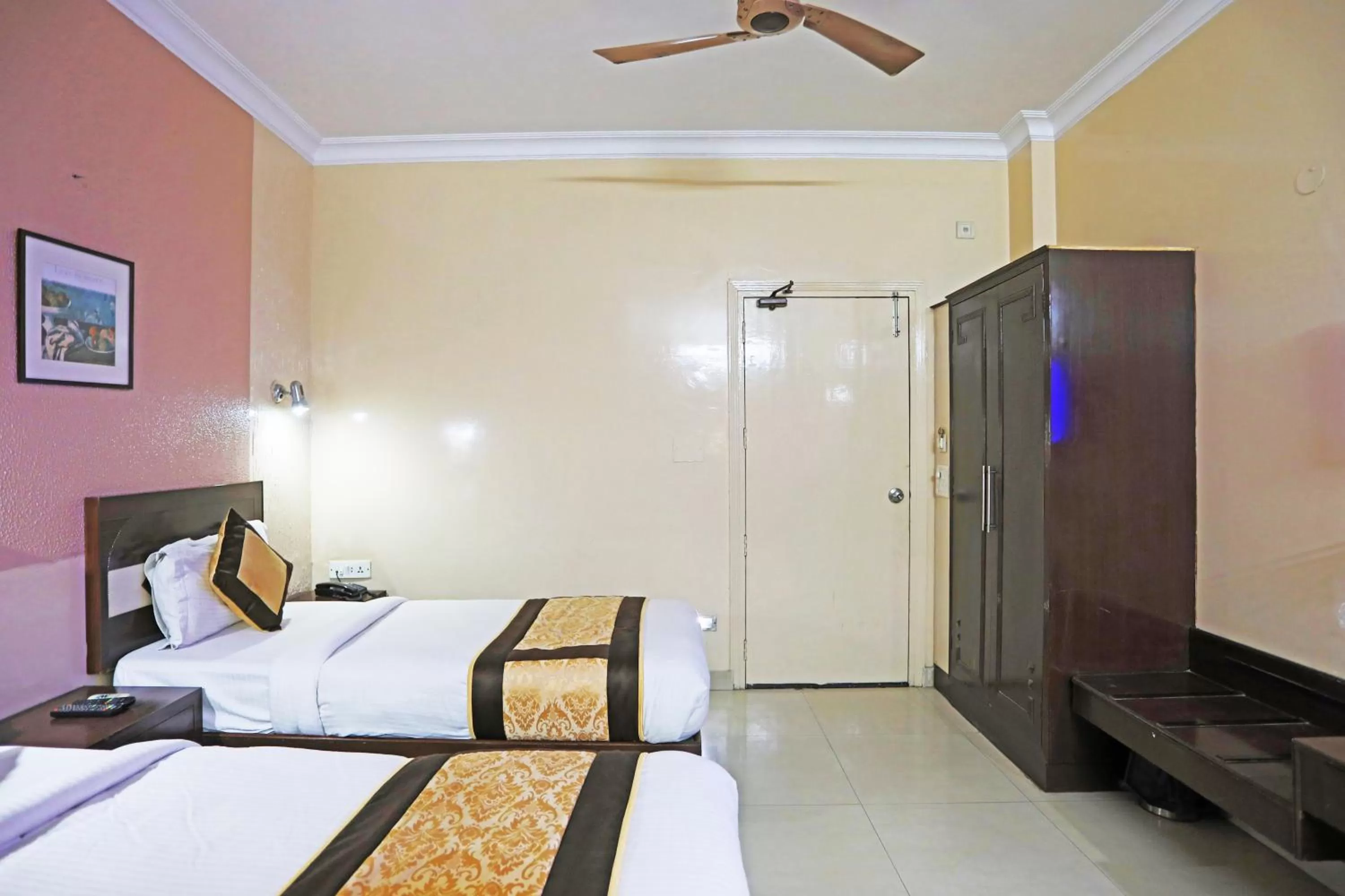 Bed in Hotel Tashkent Palace - Walk in from New Delhi Station & Metro Station