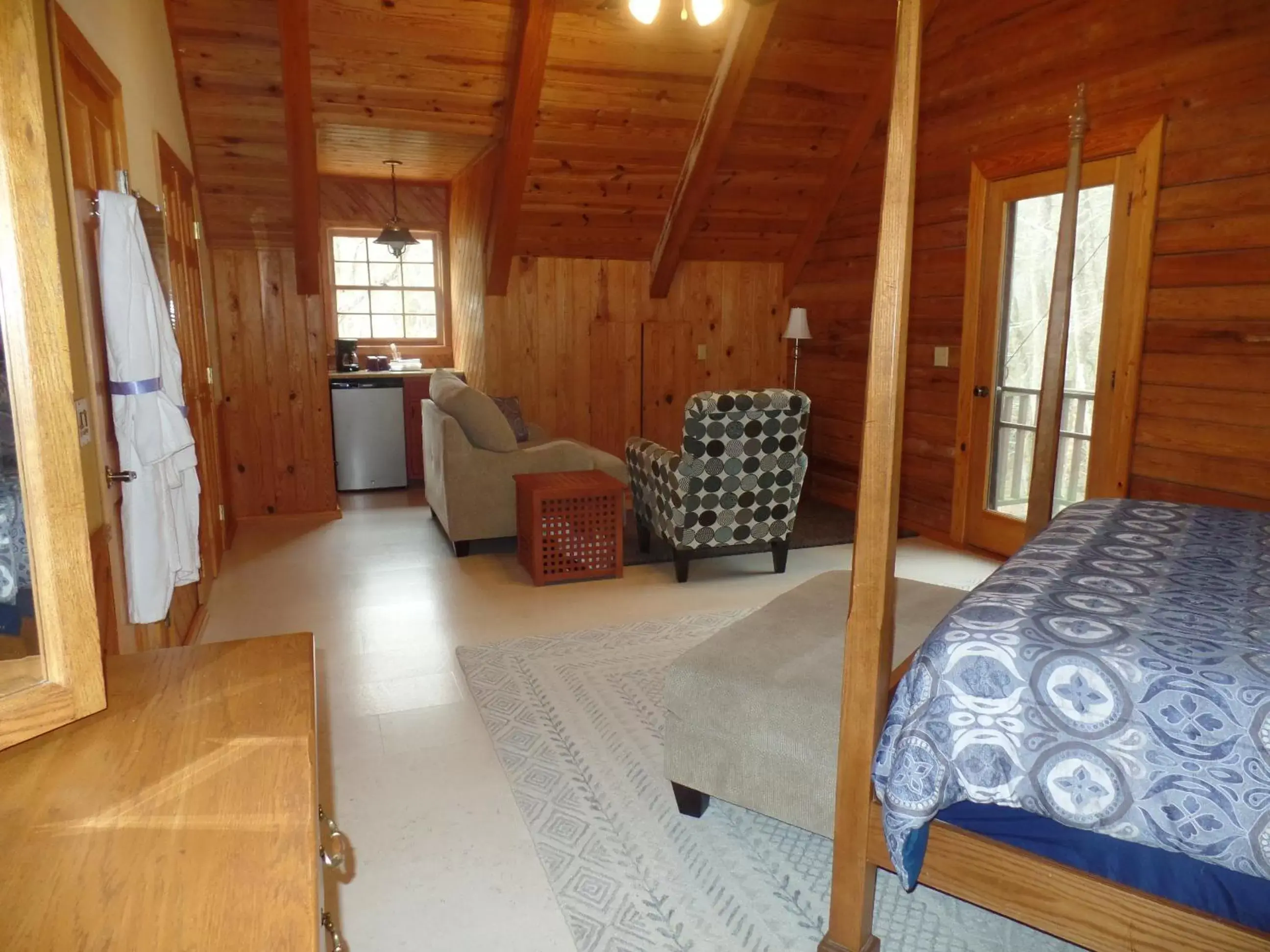 Seating Area in Creekside Paradise Bed and Breakfast