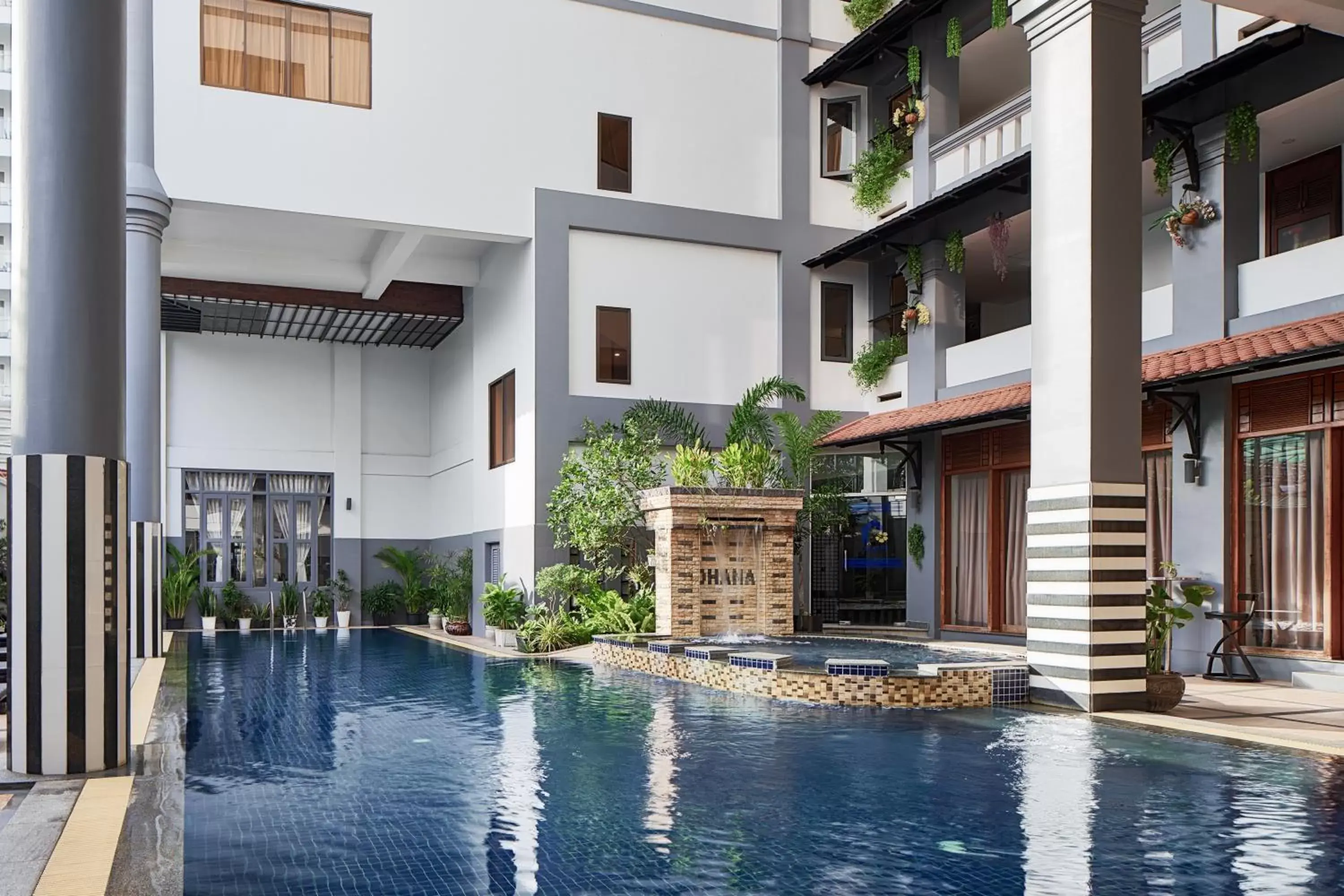 Property building, Swimming Pool in Ohana Phnom Penh Palace Hotel