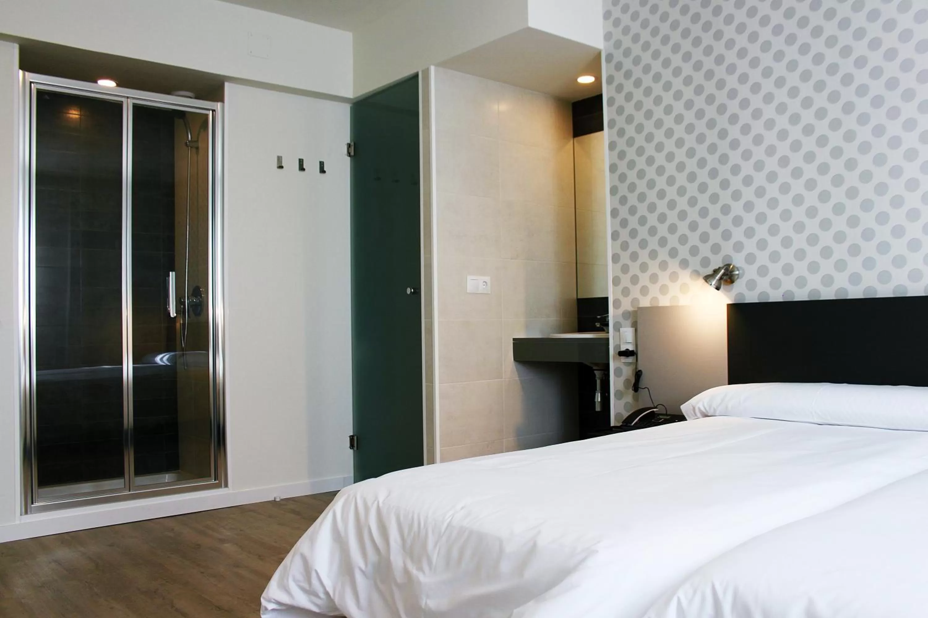 Photo of the whole room, Bed in Checkin Urban Nevada