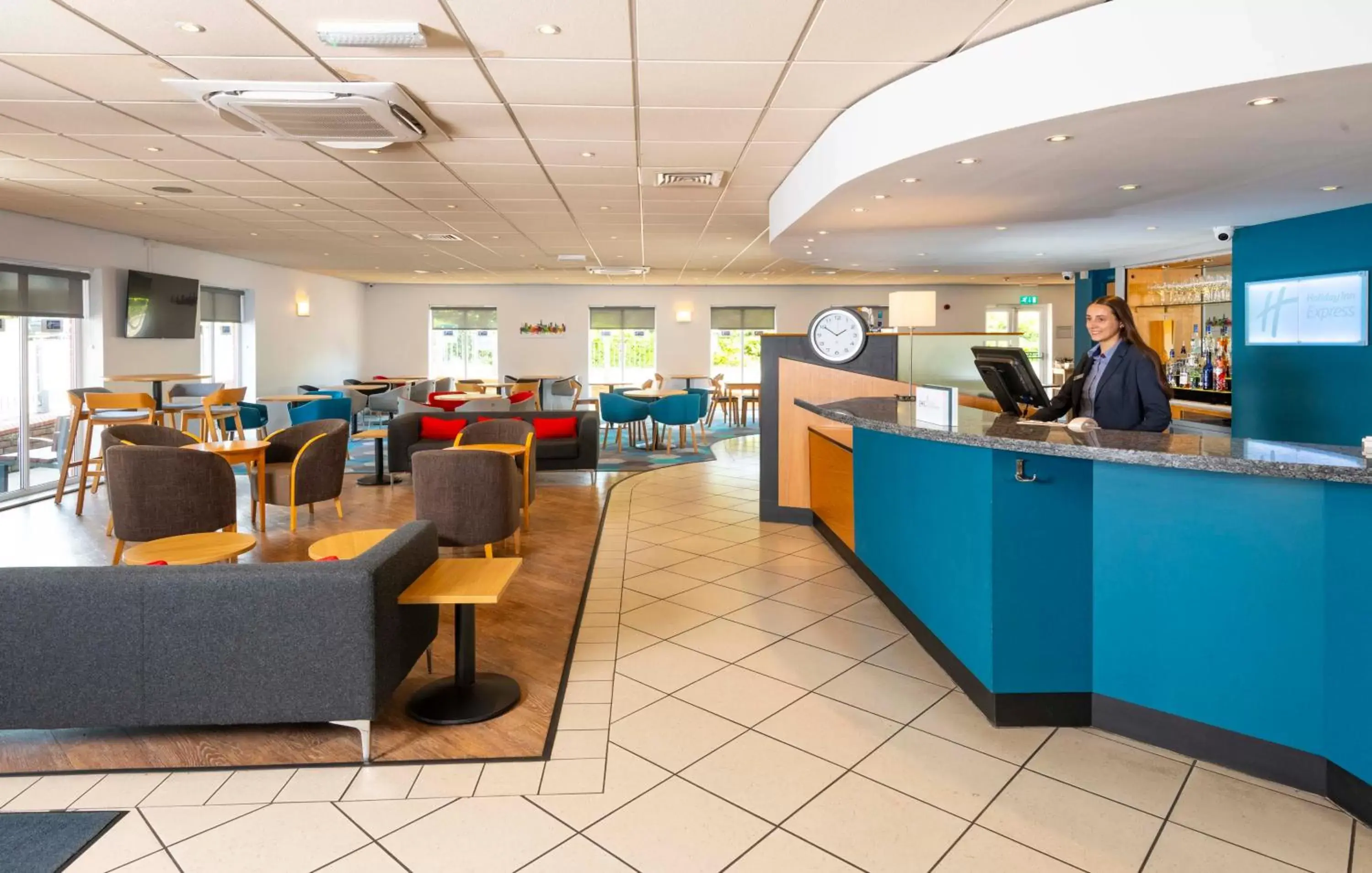 Lobby or reception, Restaurant/Places to Eat in Holiday Inn Express Gloucester - South, an IHG Hotel