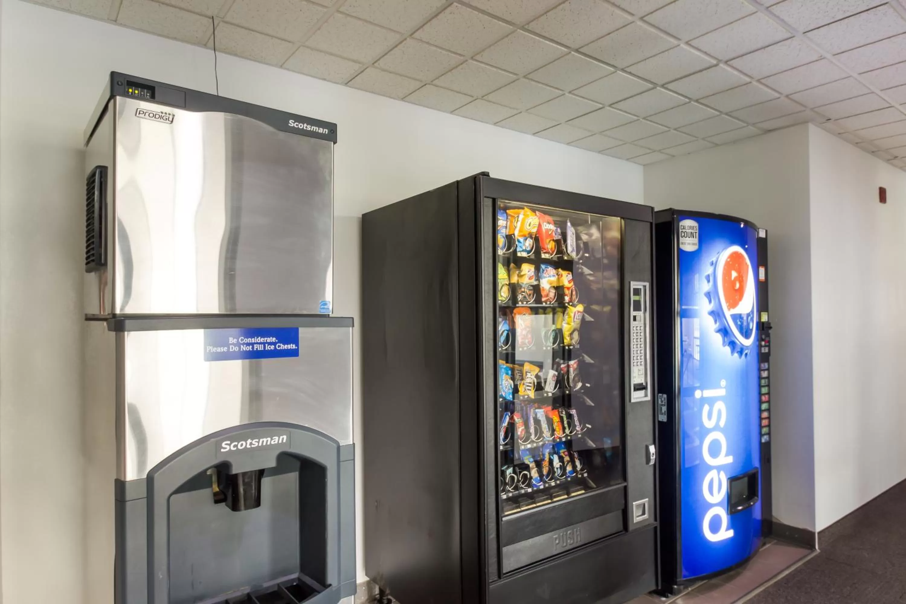 Food and drinks in Motel 6-Rothschild, WI