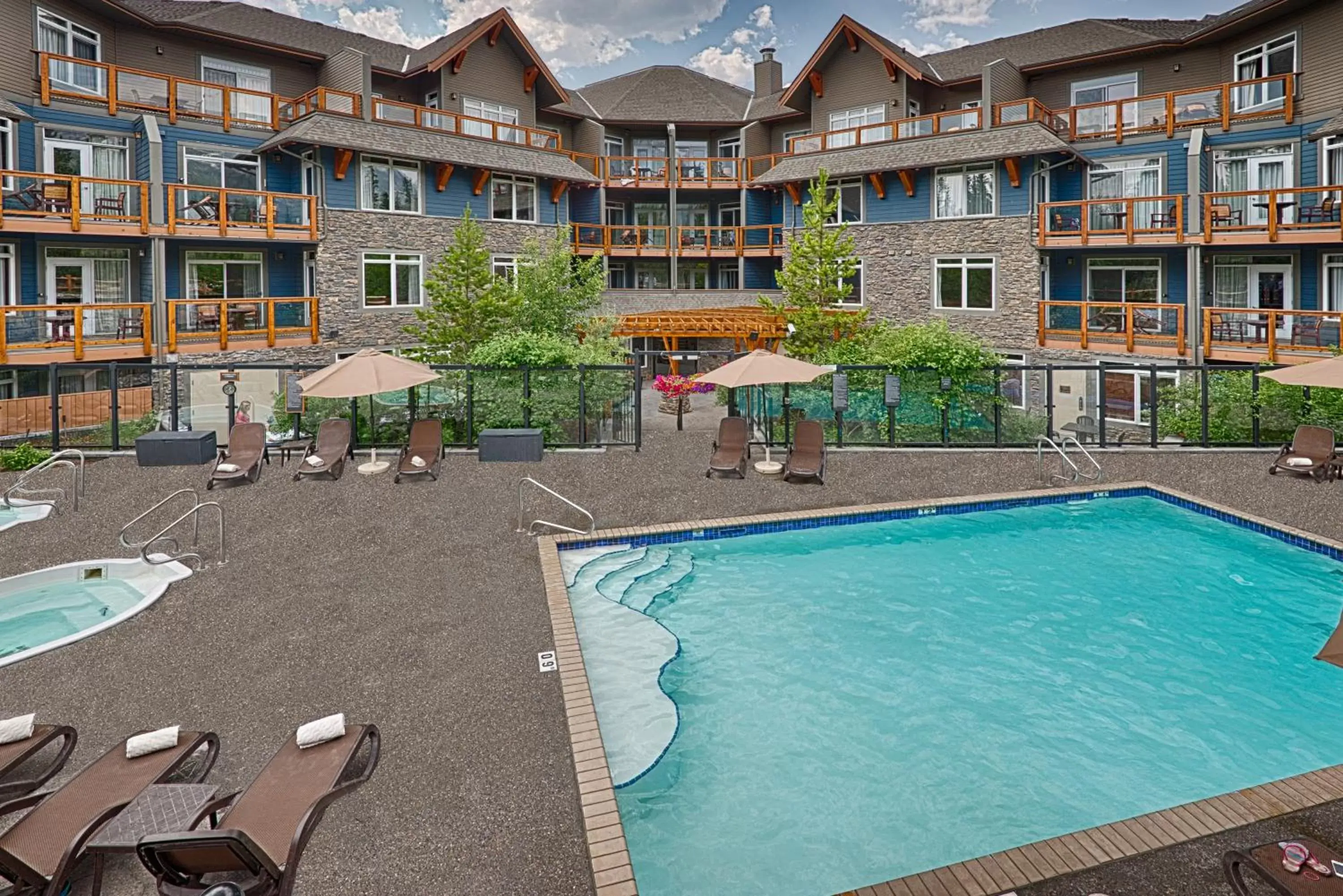 Facade/entrance, Swimming Pool in Blackstone Mountain Lodge by CLIQUE