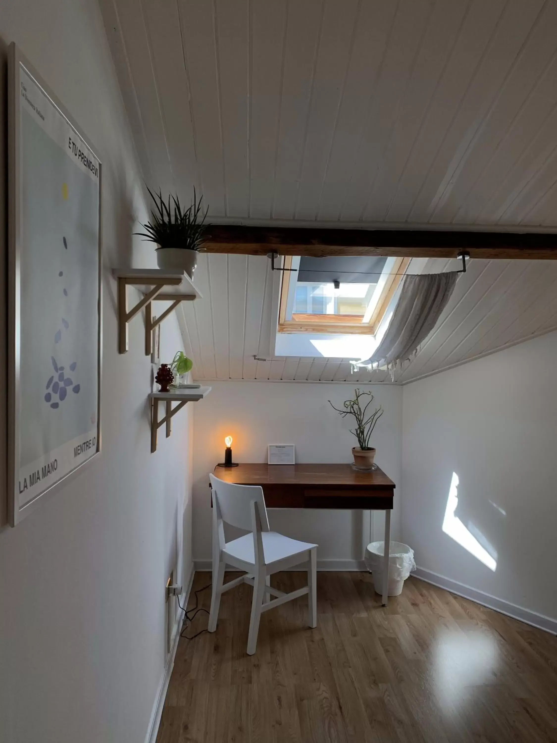 Seating area, Kitchen/Kitchenette in Homestay