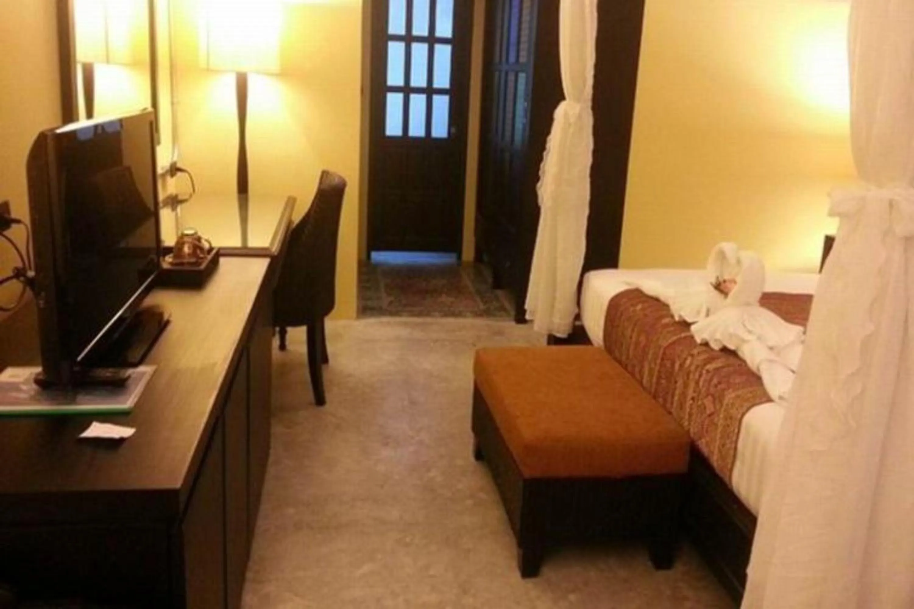 Seating area, Bed in Baan PhuAnda Phuket