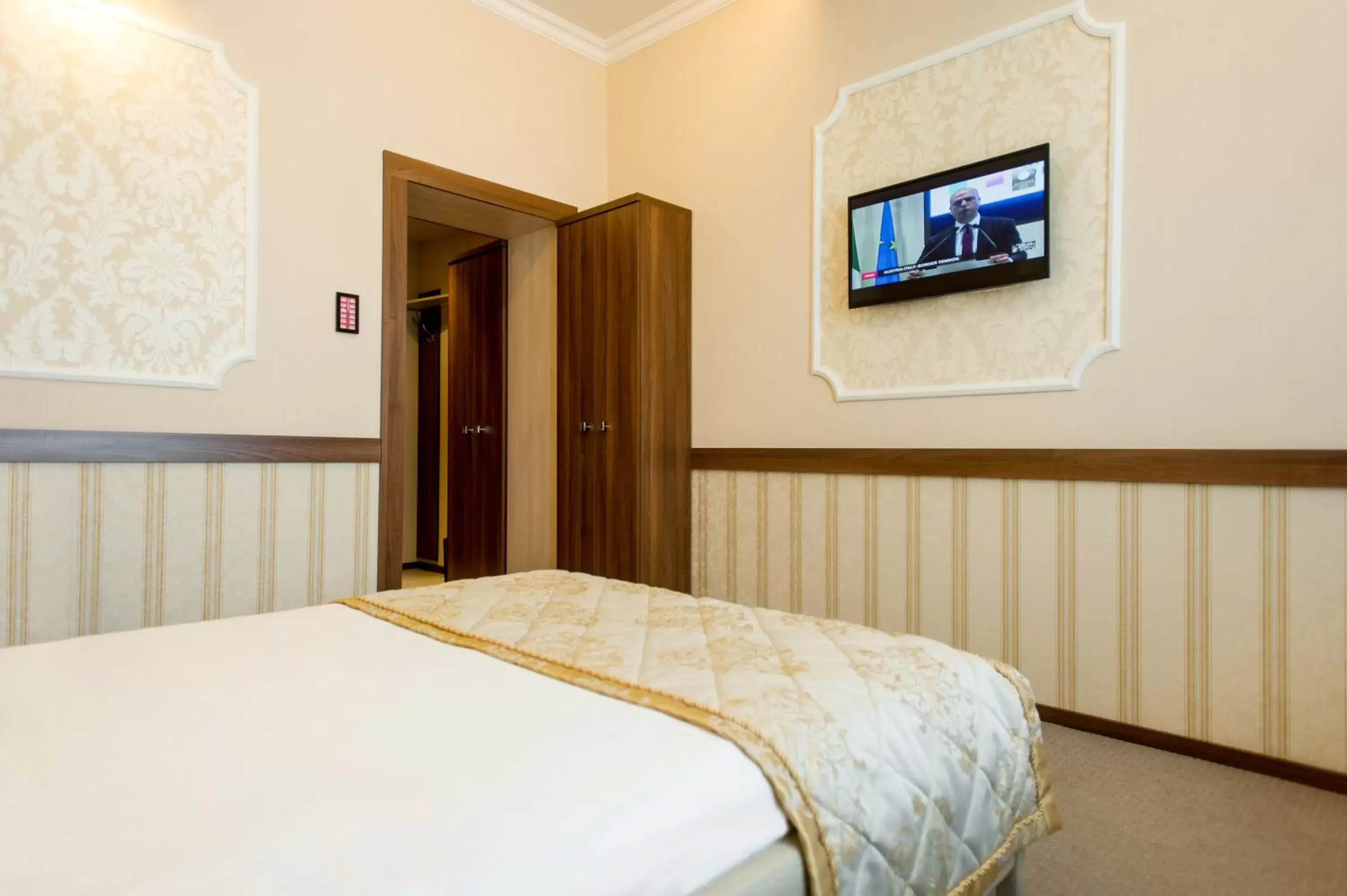 TV and multimedia, Bed in Jolly Alon Hotel