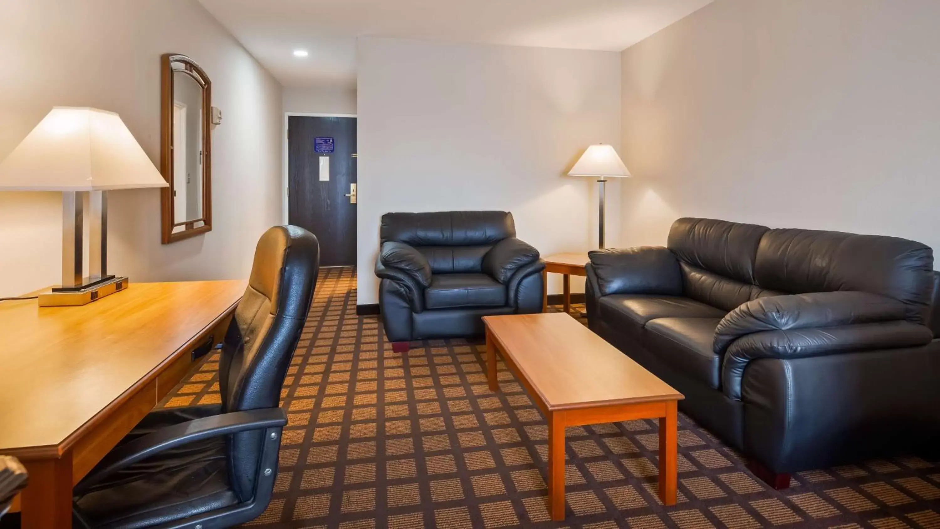 Photo of the whole room, Lounge/Bar in Best Western Inn & Suites - Midway Airport