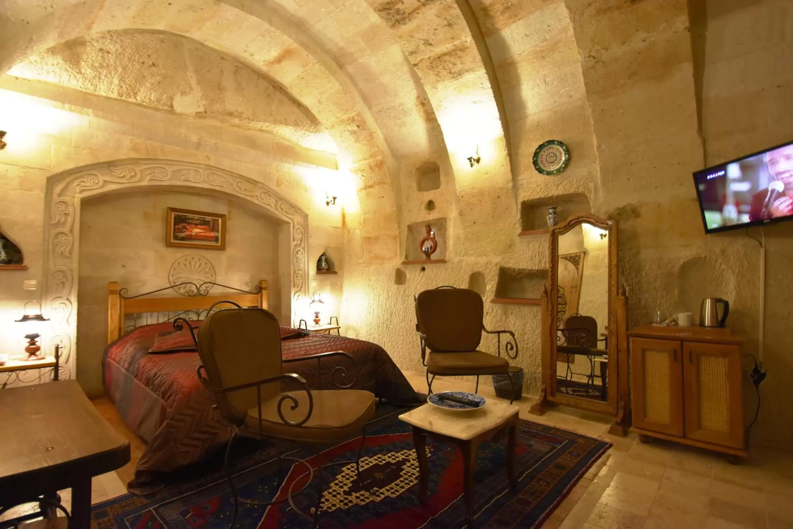 Bed, Seating Area in Harman Cave Hotel