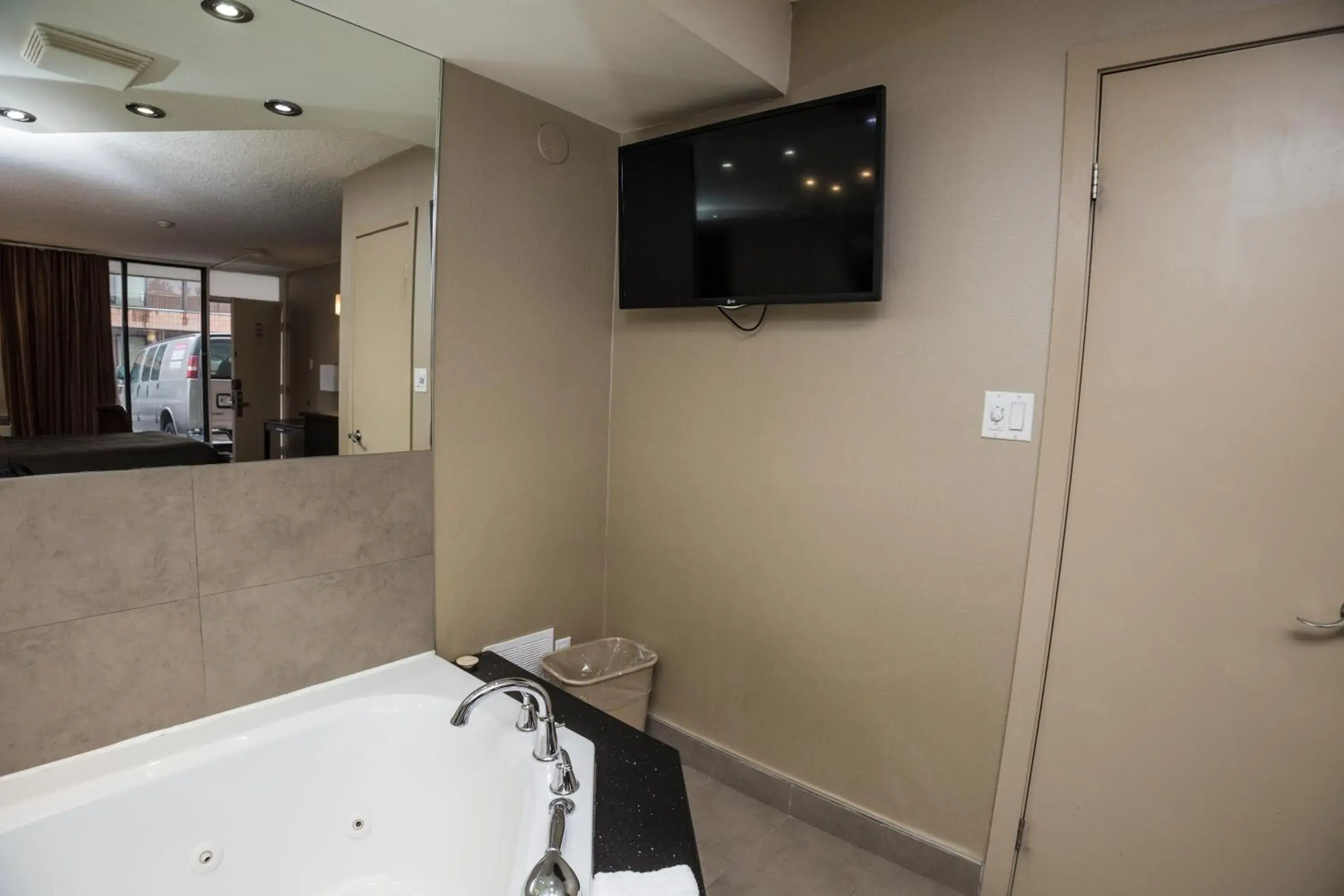 Bathroom, TV/Entertainment Center in Mississauga Gate Inn