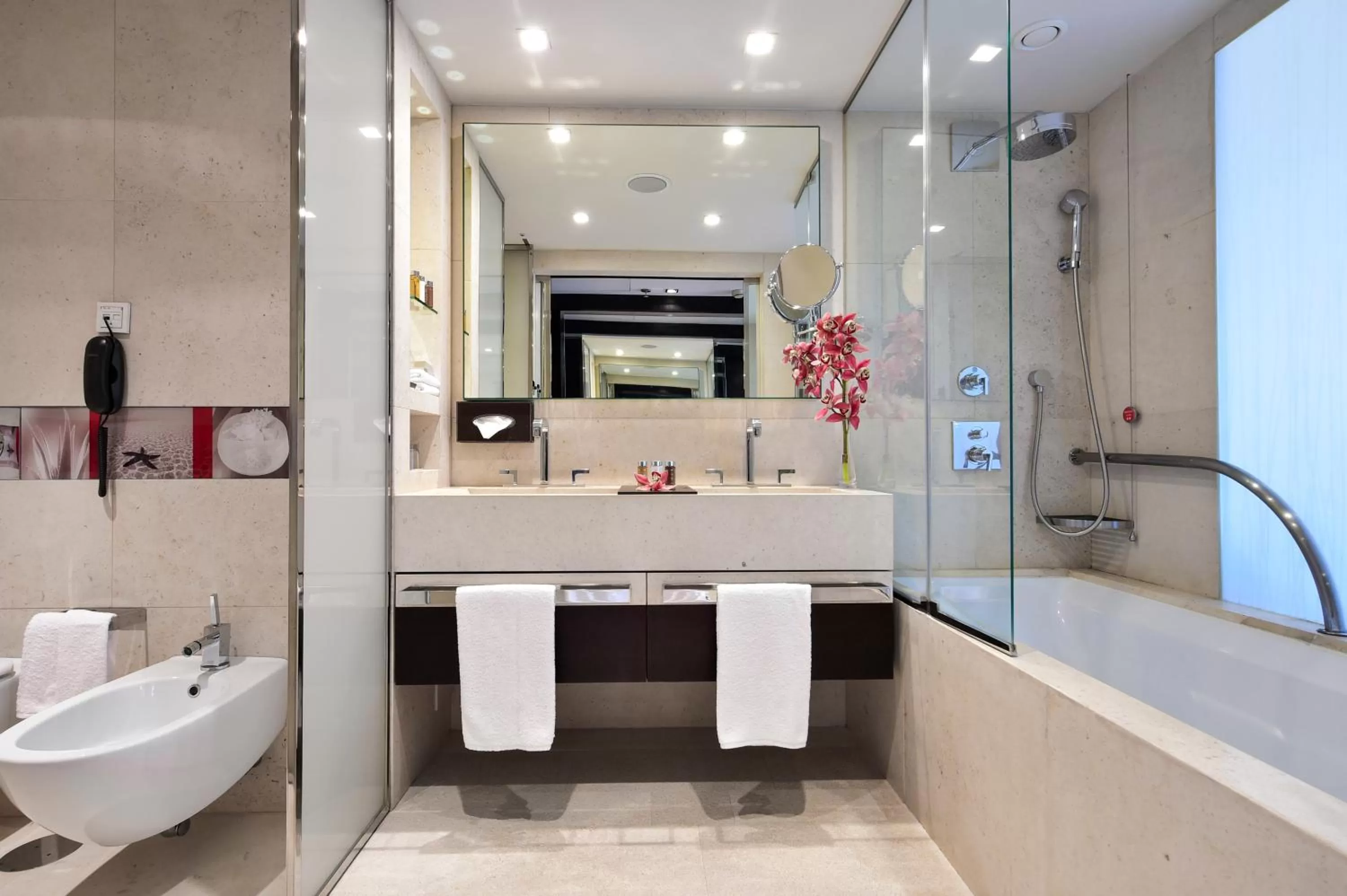 Shower in Porto Palácio Hotel by The Editory