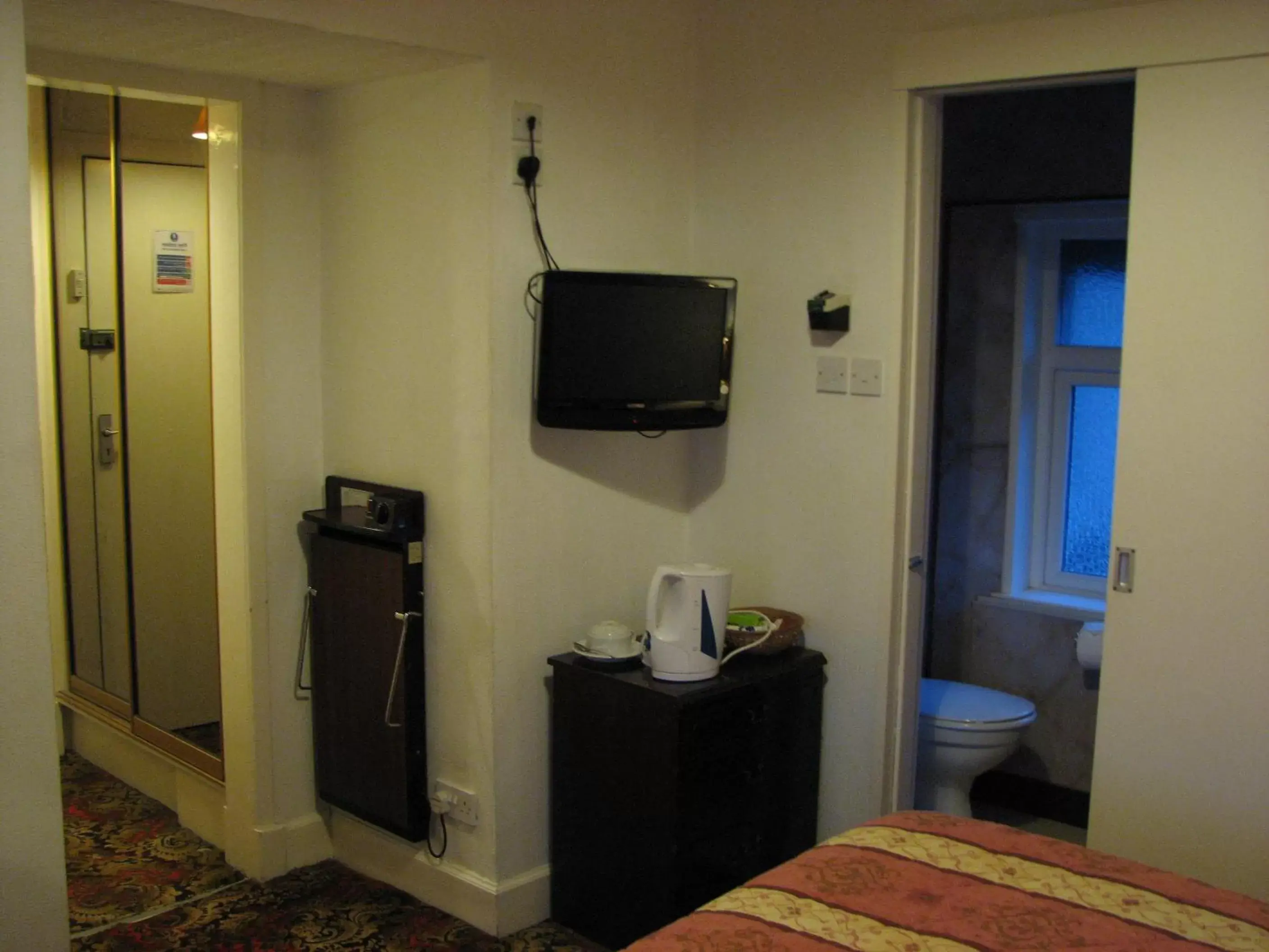 TV and multimedia, TV/Entertainment Center in Lancaster Hotel
