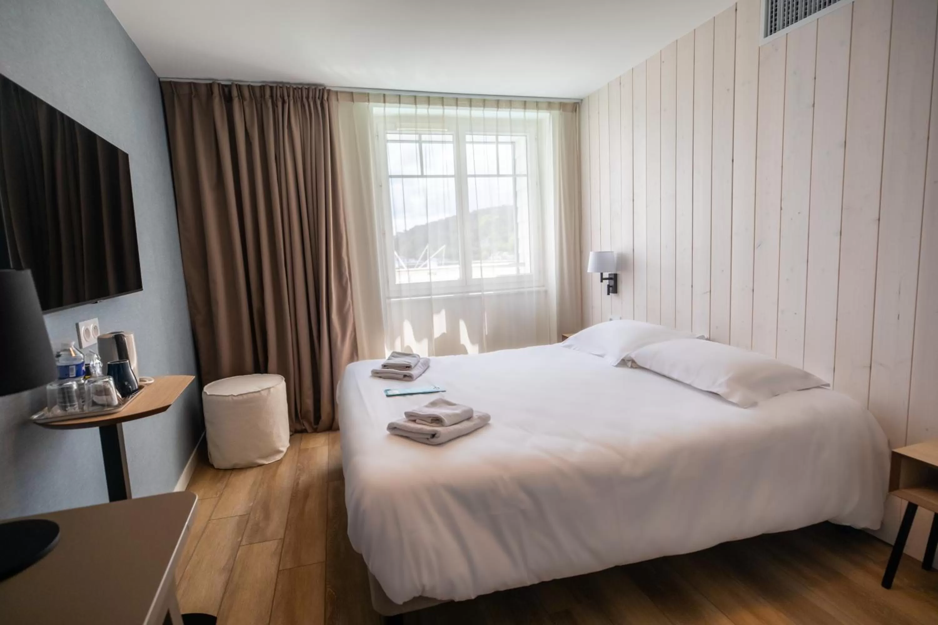 Bed in Hôtel de la Baie