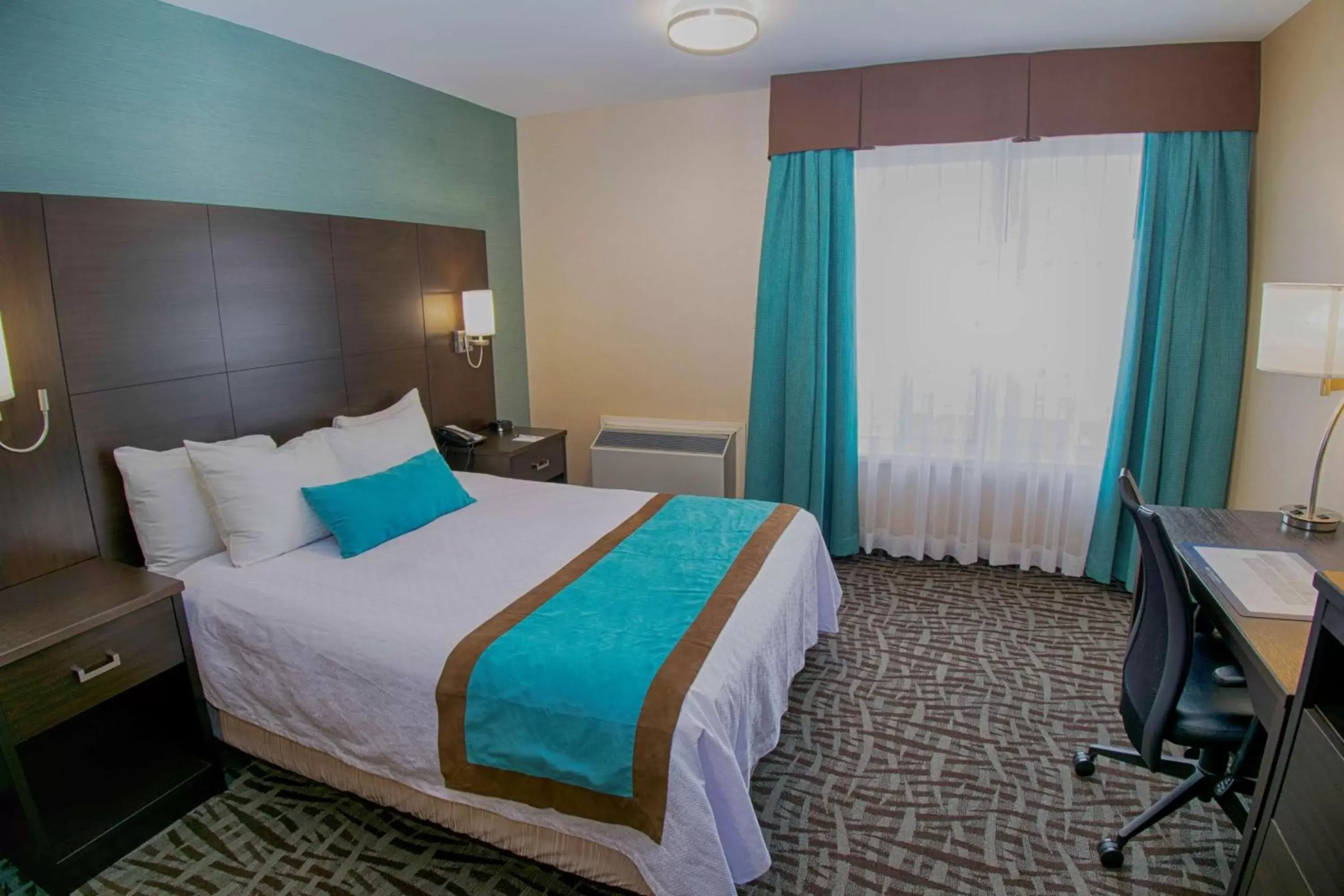 Kitchen or kitchenette, Bed in Best Western Plus Barrie