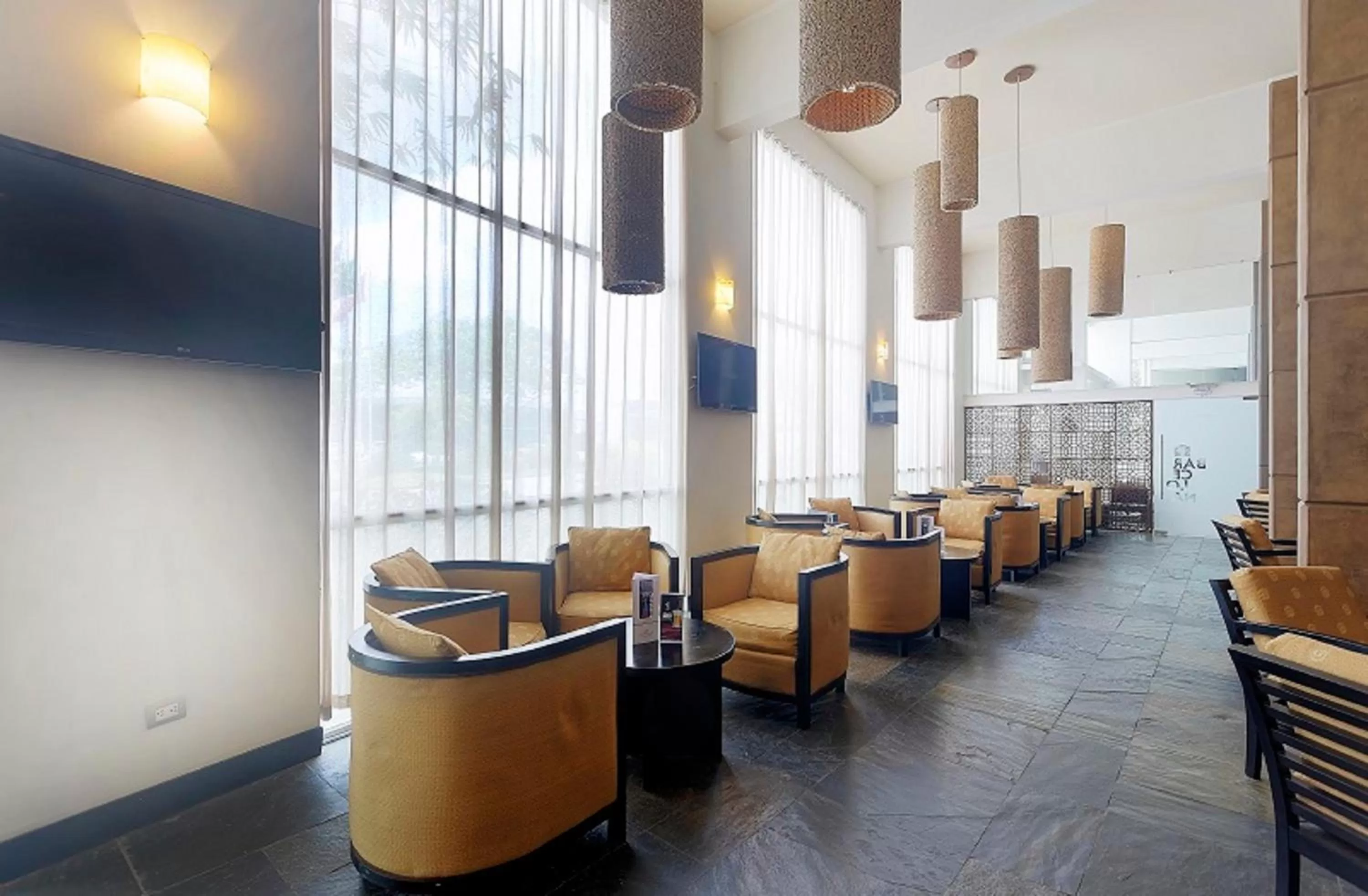 Lounge or bar in Crowne Plaza Villahermosa by IHG