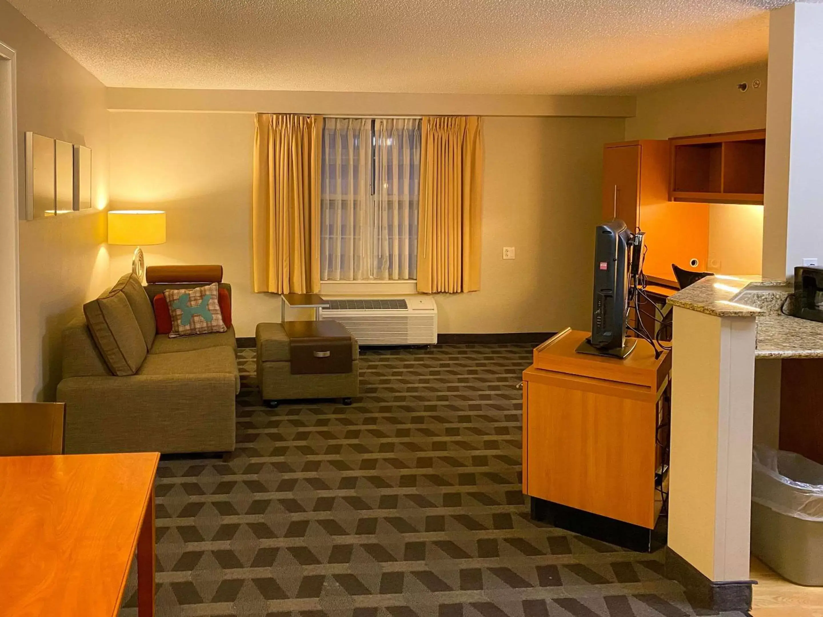 Bedroom, Seating Area in MainStay Suites Middleburg Heights Cleveland Airport