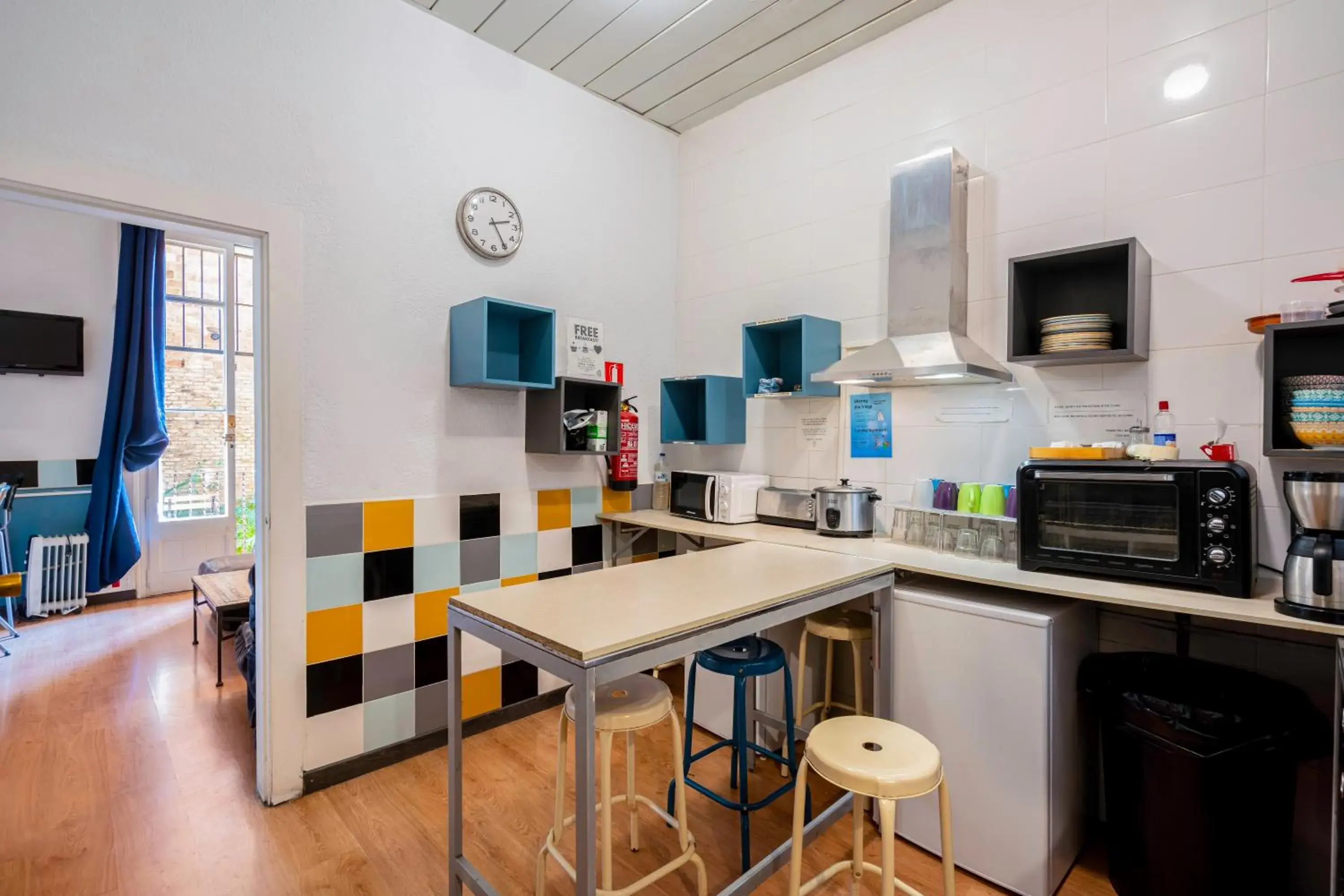 Communal lounge/ TV room, Kitchen/Kitchenette in Casa Barcelo Hostel Barcelona