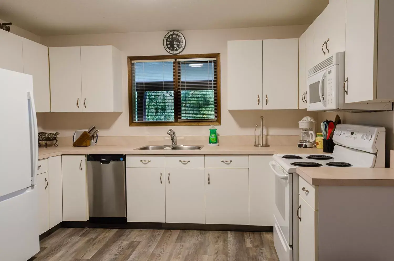 Kitchen or kitchenette, Kitchen/Kitchenette in St. Andrews By The Lake