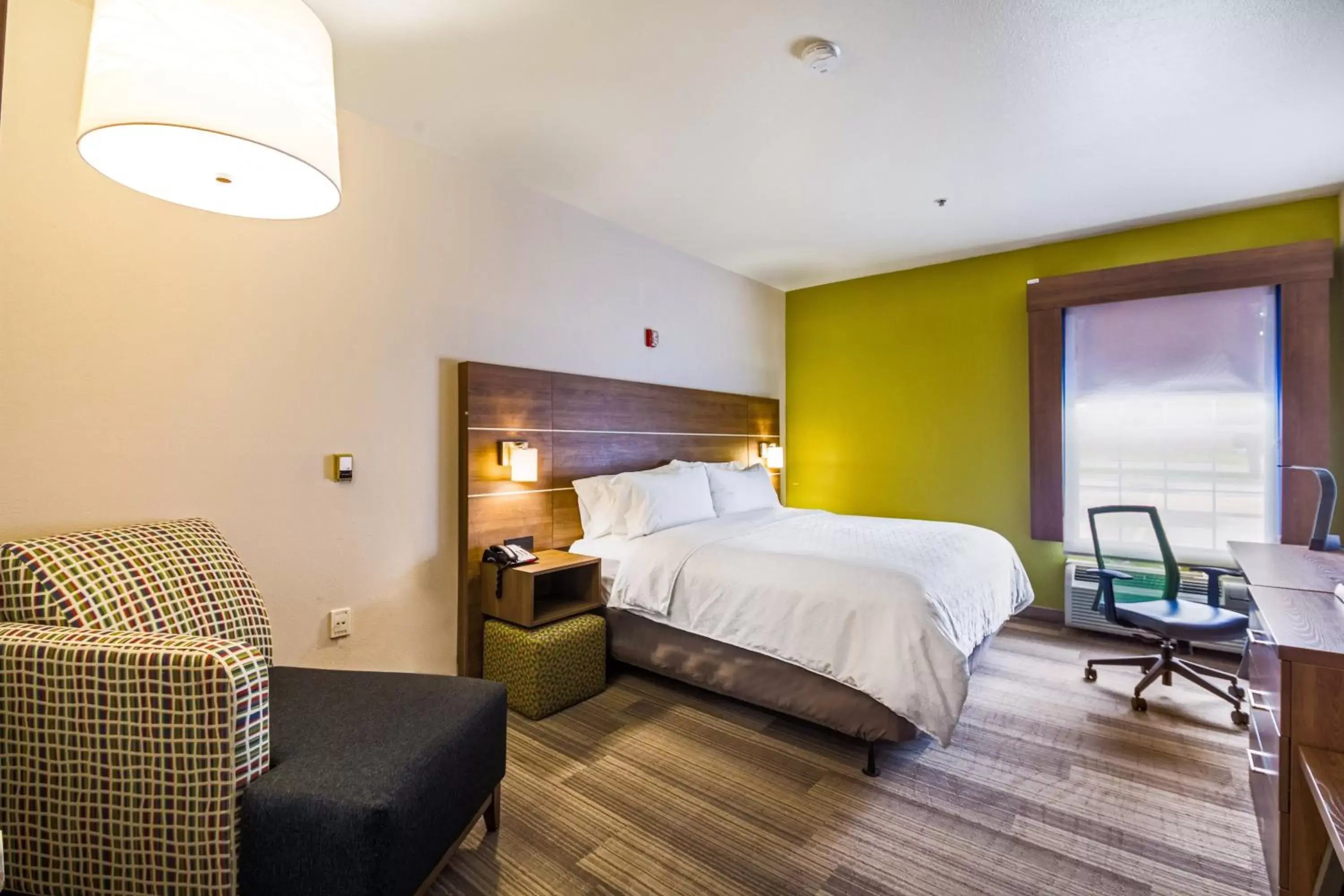 Photo of the whole room, Bed in Holiday Inn Express Hotel & Suites Columbus, an IHG Hotel