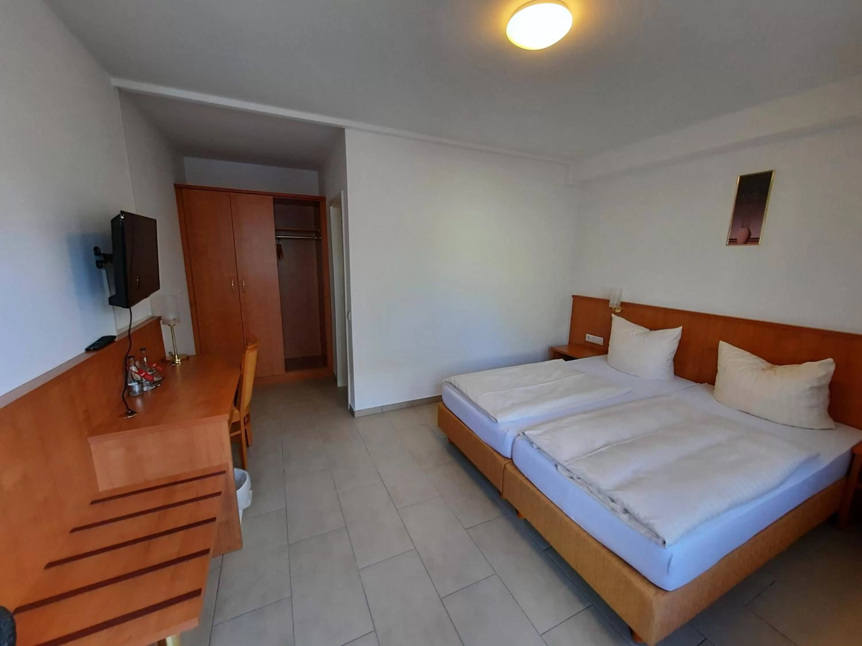 Photo of the whole room, Bed in Hotel Kaiserhof