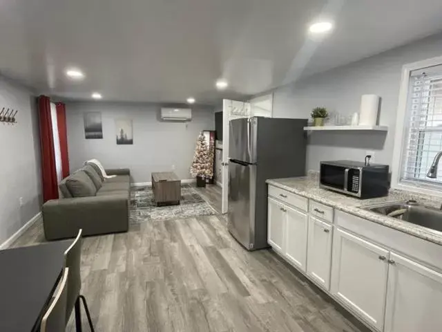 Kitchen/Kitchenette in Veda Inn & Cottages