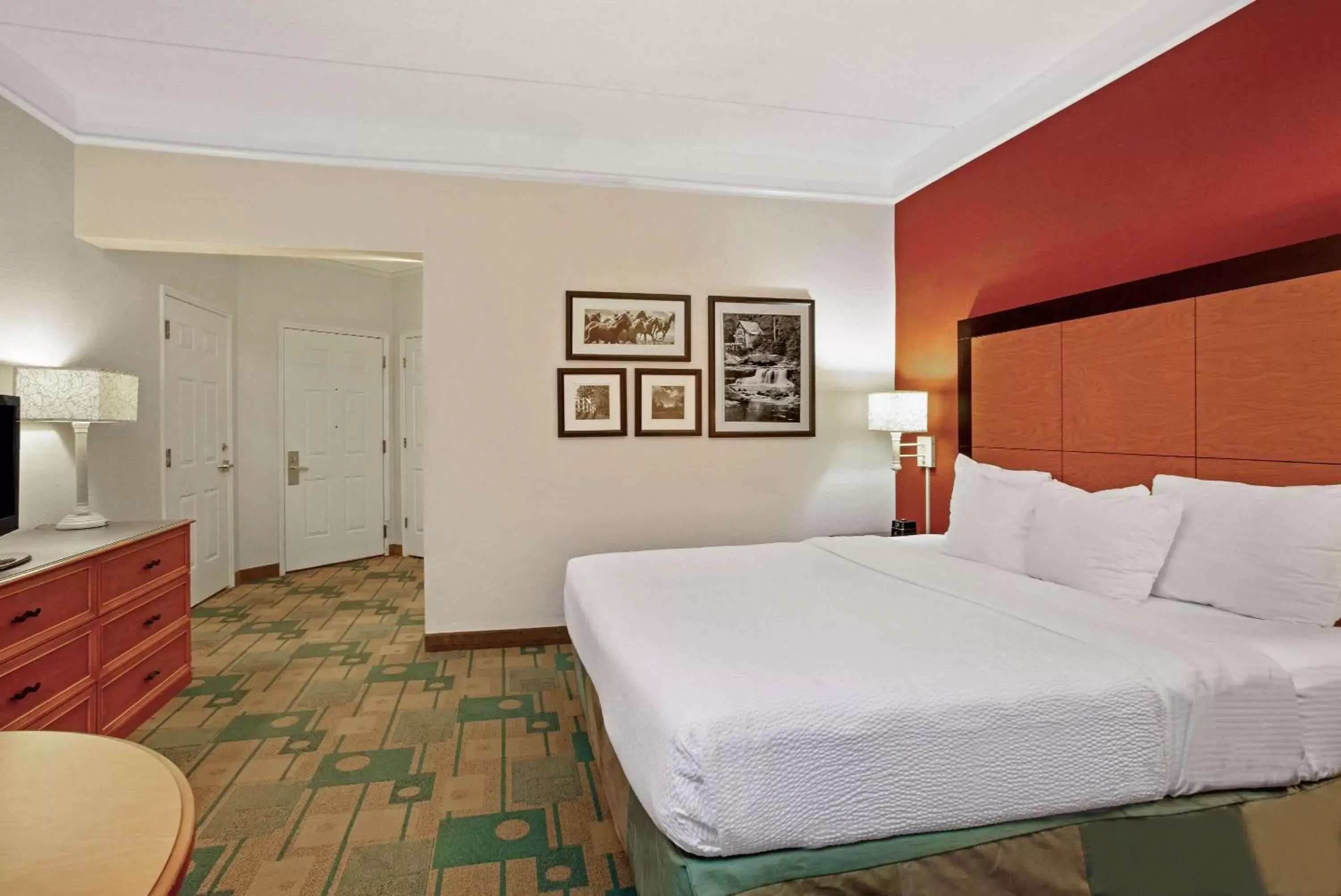 Photo of the whole room, Bed in La Quinta by Wyndham Winston-Salem