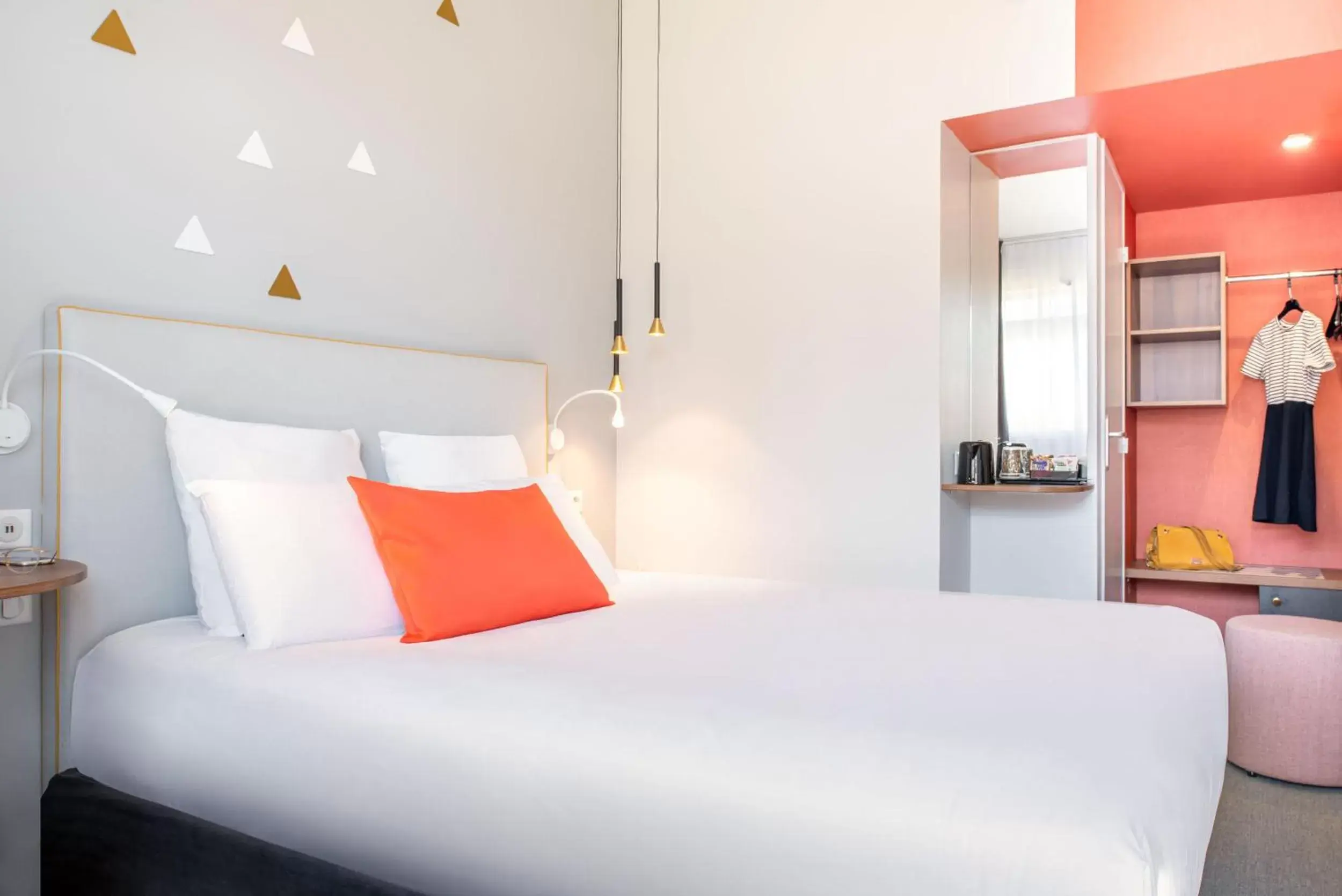 Bedroom, Bed in KYRIAD LYON EST – Saint Quentin Fallavier