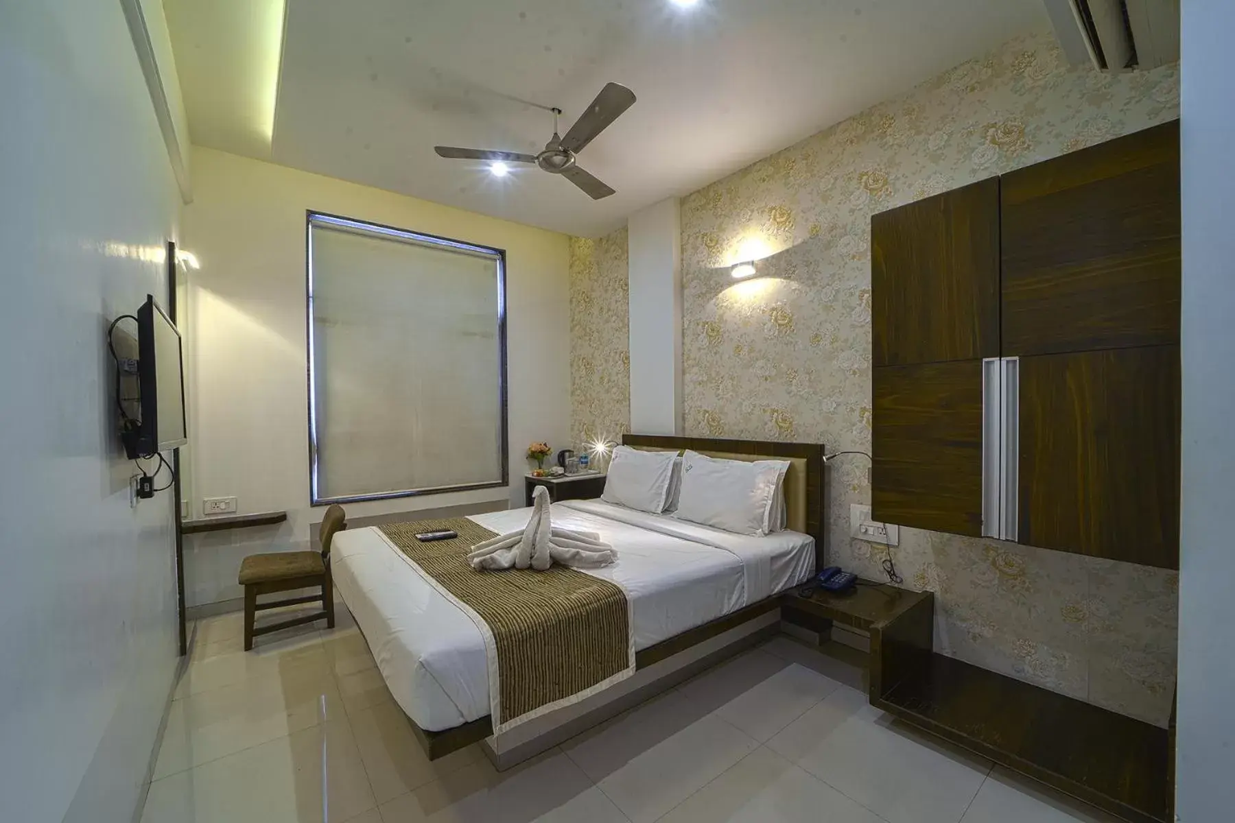 Standard Double Room with Fan in Hotel SRI SRI EXECUTIVE KOLHAPUR NEAR MAHALAXMI TEMPLE Standard Double Room with Fan in Hotel SRI SRI EXECUTIVE KOLHAPUR NEAR MAHALAXMI TEMPLE