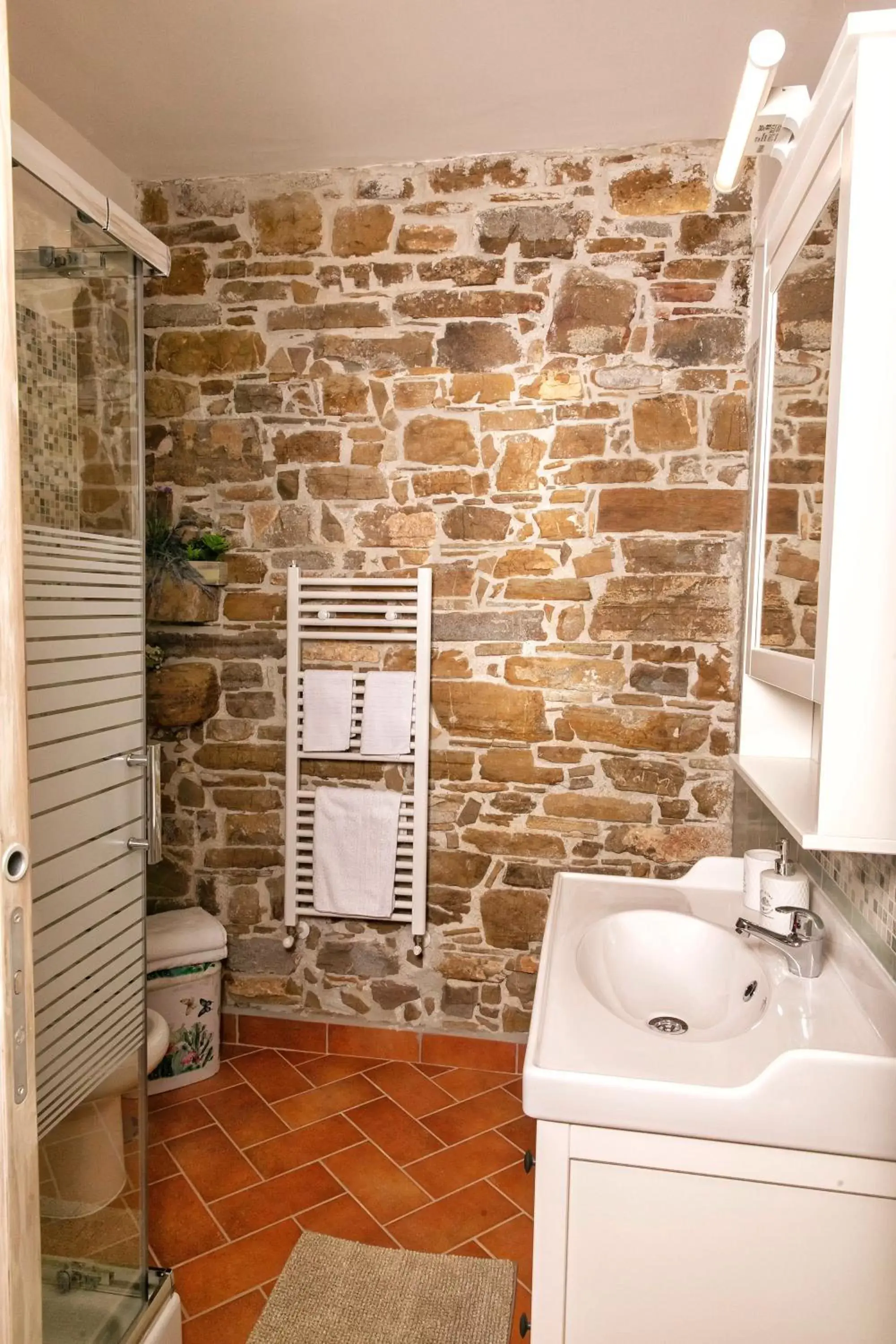 Bathroom in Il Mandorlo Fiorito bed and breakfast