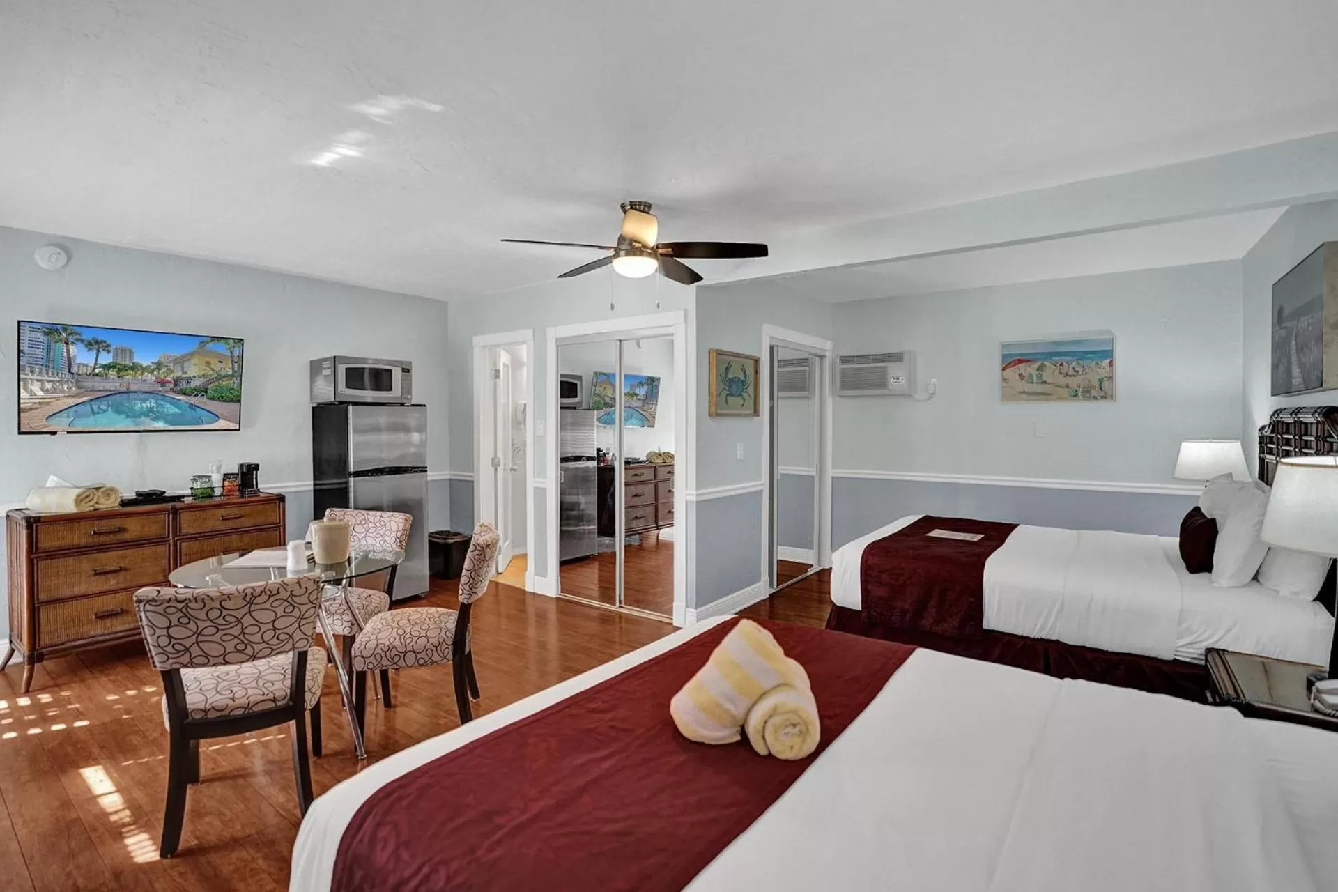 Photo of the whole room in The Worthington Resorts - Clothing Optional - Men Only - Solo hombres