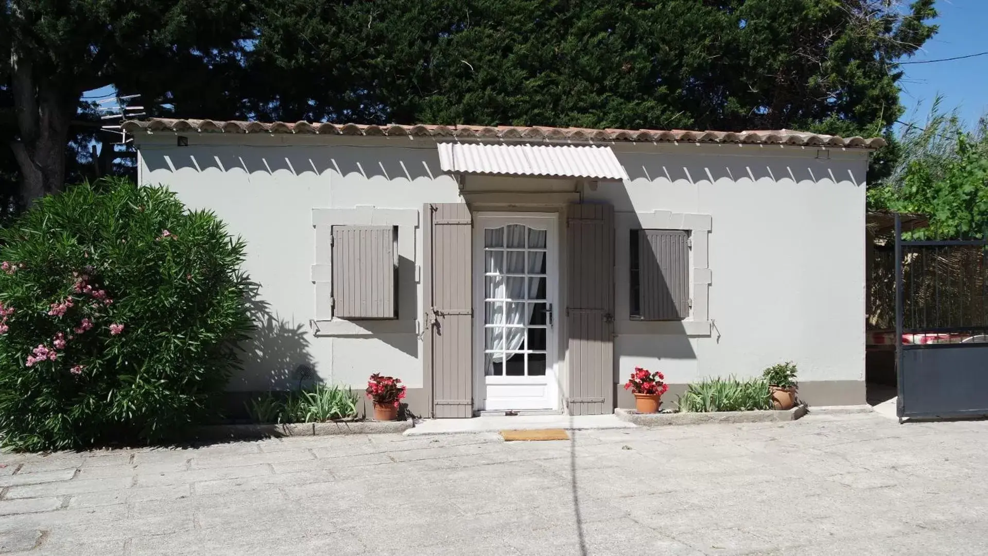 Property Building in Mas Grimaud - Gîte- Studio et chambres d'hôtes familiales