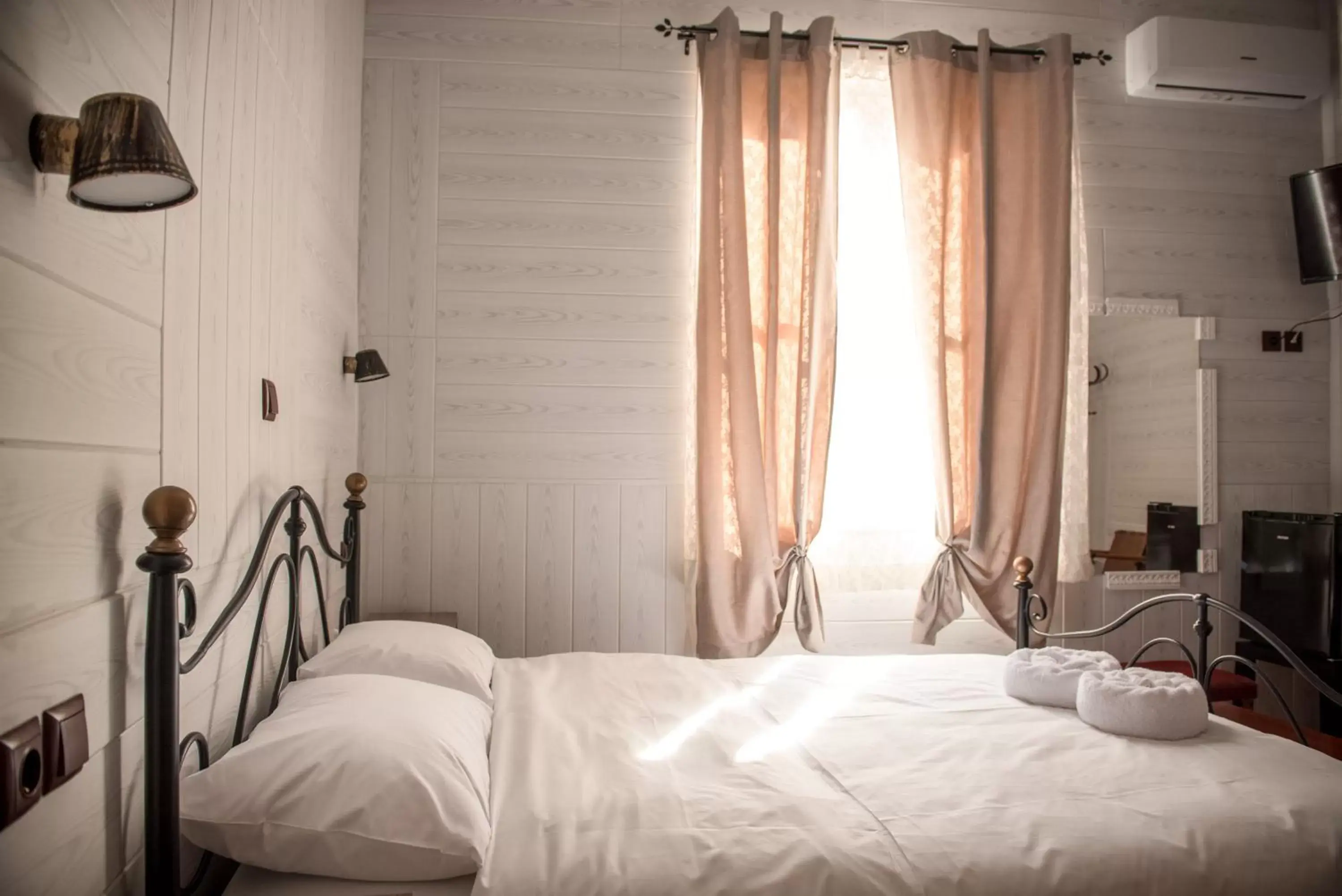 Bed in 1920s Rooms