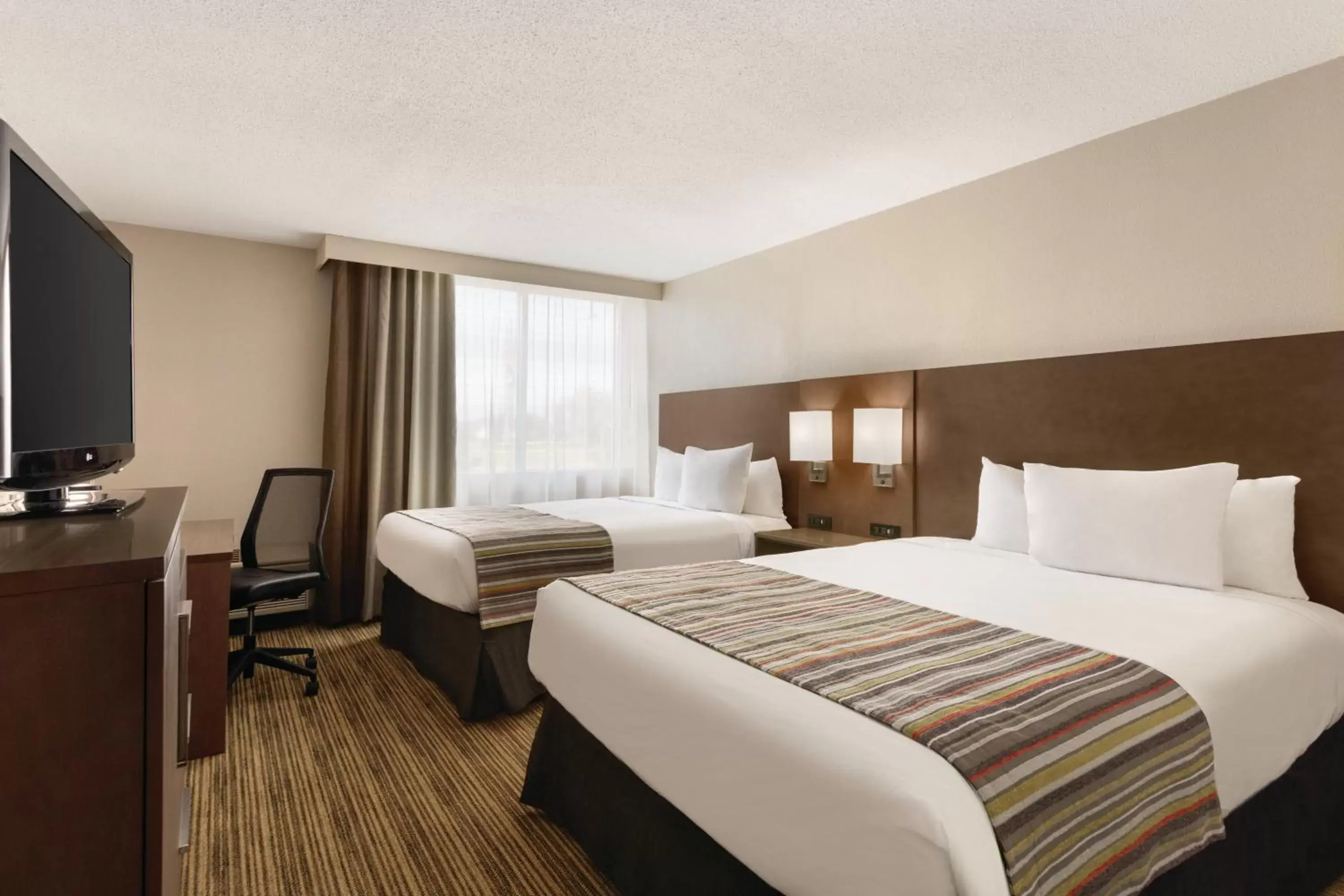 Bed in Country Inn & Suites by Radisson, Fergus Falls, MN