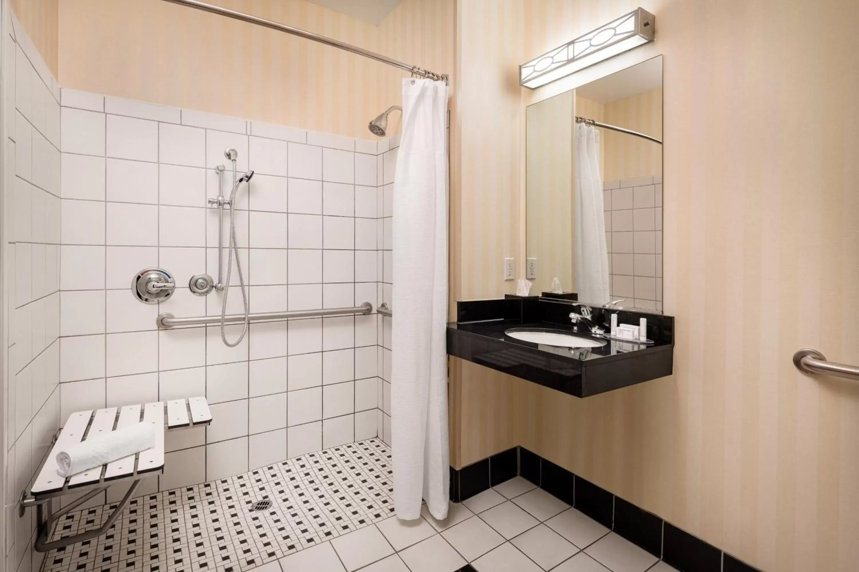 Bathroom in Fairfield Inn & Suites by Marriott Visalia Tulare