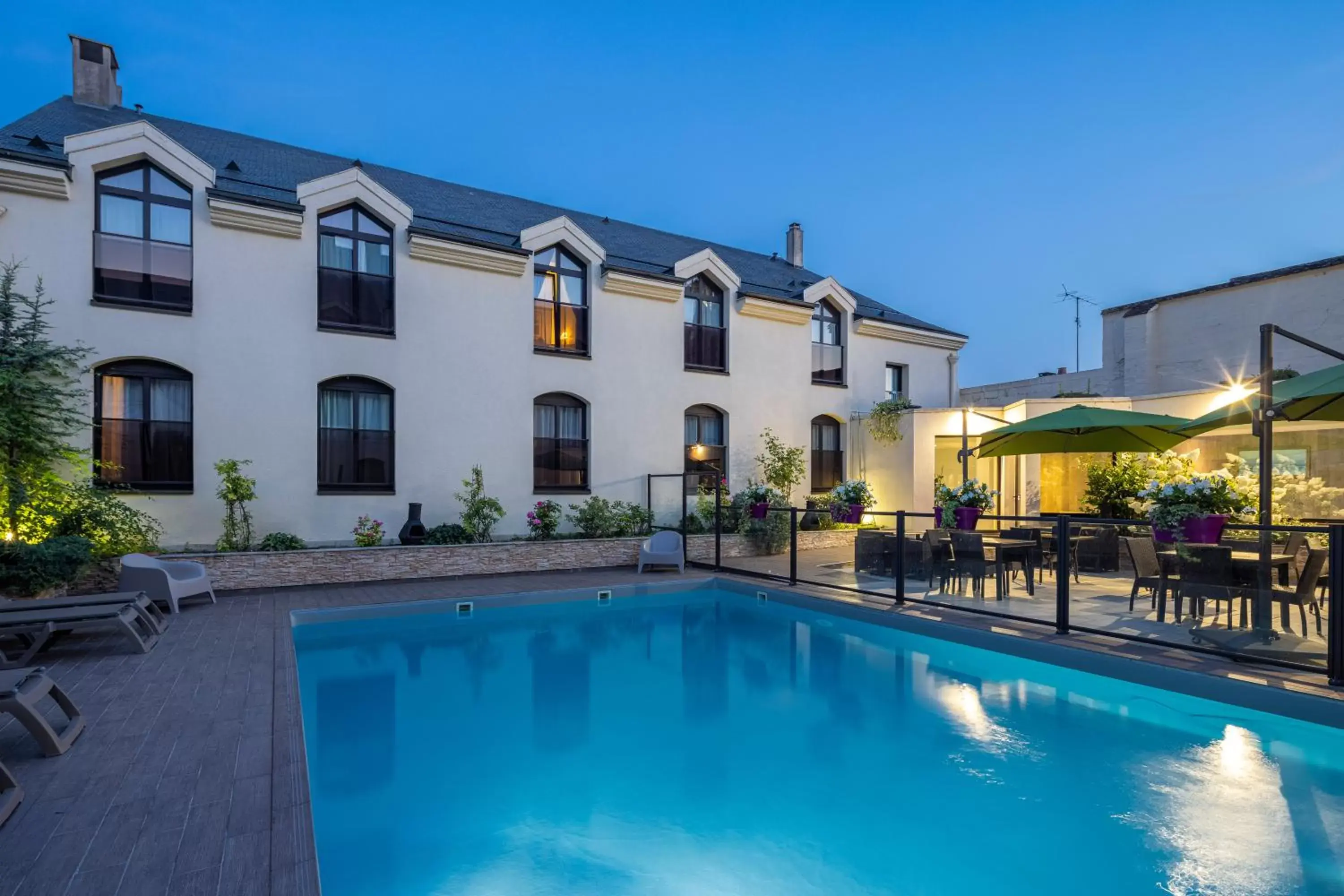 Swimming pool, Property Building in Hôtel Saint Laurent