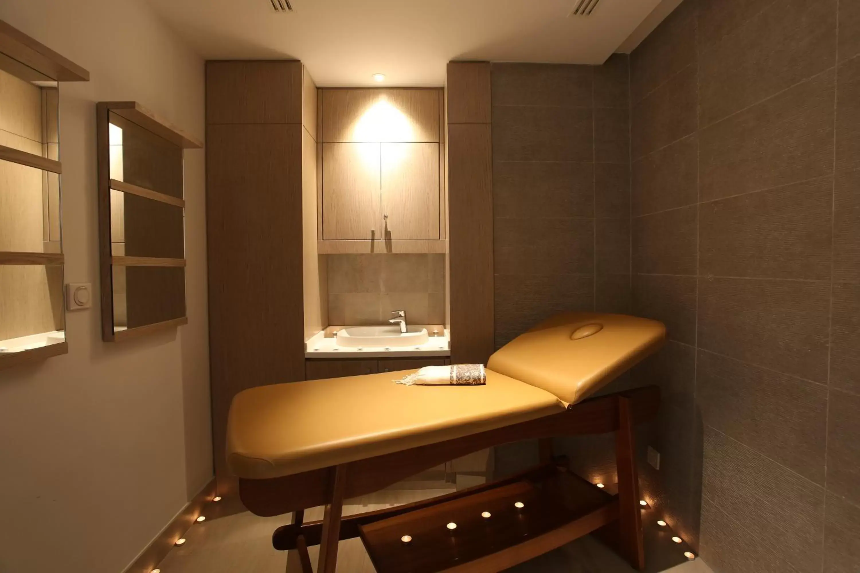 Massage, Bathroom in Novotel Tunis Lac