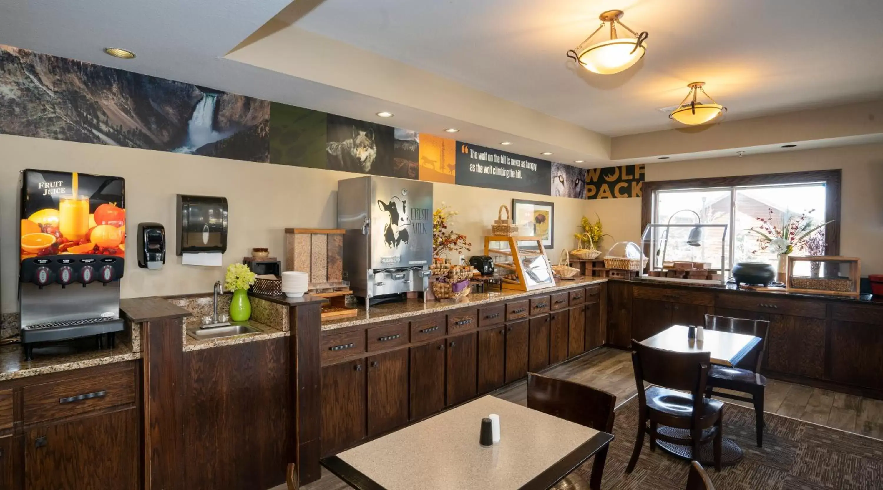 Continental breakfast, Restaurant/Places to Eat in Gray Wolf Inn & Suites