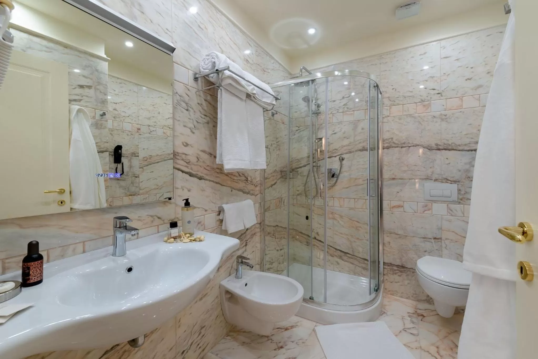 Bathroom in La Paloma Blanca Hotel