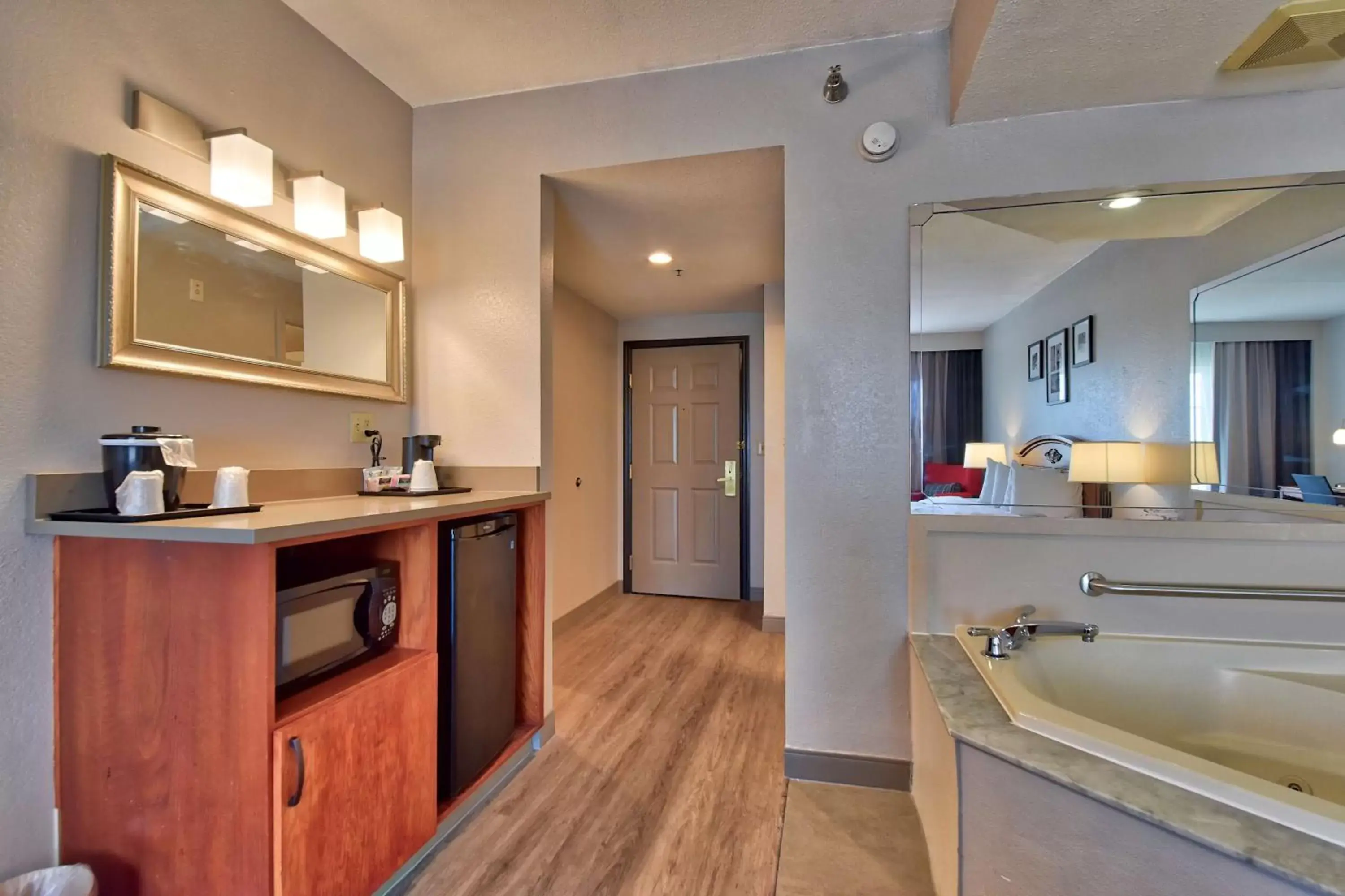 Photo of the whole room, Bathroom in Country Inn & Suites by Radisson, Ocala, FL